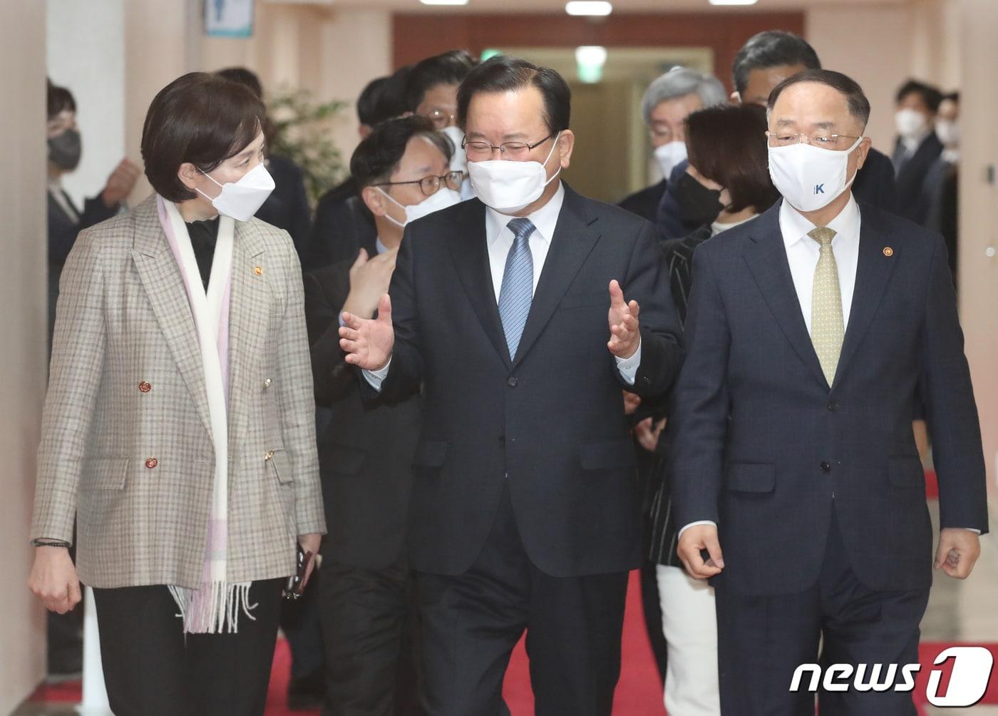 본문 이미지 - 김부겸 국무총리와 홍남기 경제부총리 겸 기획재정부 장관, 유은혜 사회부총리 겸 교육부 장관이 3일 오전 서울 종로구 정부서울청사에서 열린 국무회의에 참석하고 있다. 2022.2.3/뉴스1 ⓒ News1 송원영 기자