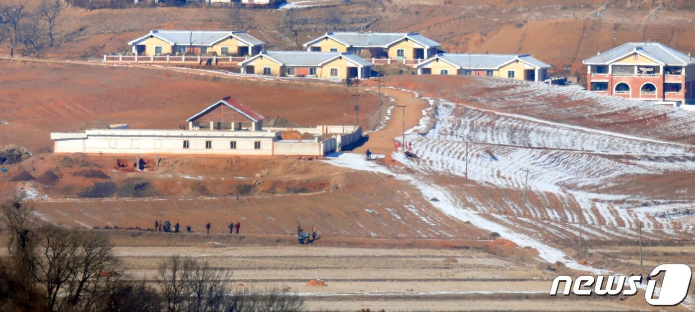 본문 이미지 - 경기도 파주시 접경지역에서 바라본 북한 개풍군 마을 모습. 2022.2.3/뉴스1 ⓒ News1 김명섭 기자