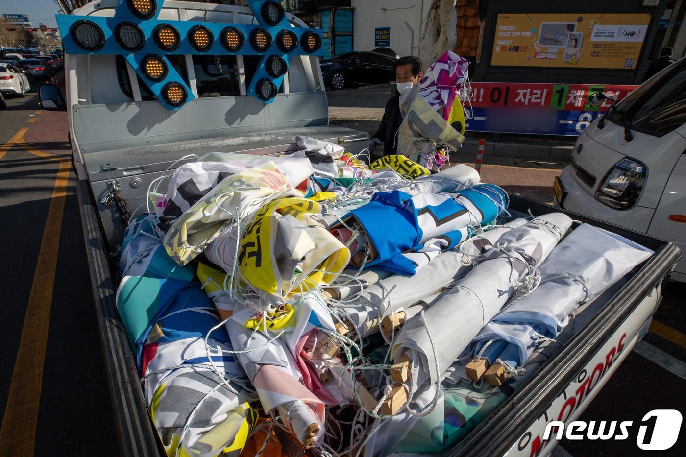 불법 현수막 제거. &#40;사진은 기사 내용과 무관함&#41; / 뉴스1 ⓒ News1유승관 기자