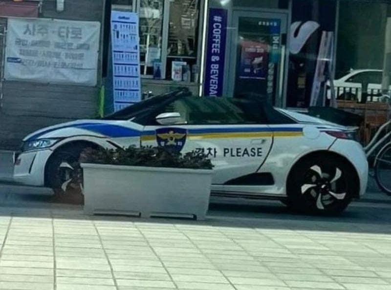 본문 이미지 - 한국 경찰차를 코스프레 한 일본 경차. (온라인 커뮤니티 갈무리) ⓒ 뉴스1