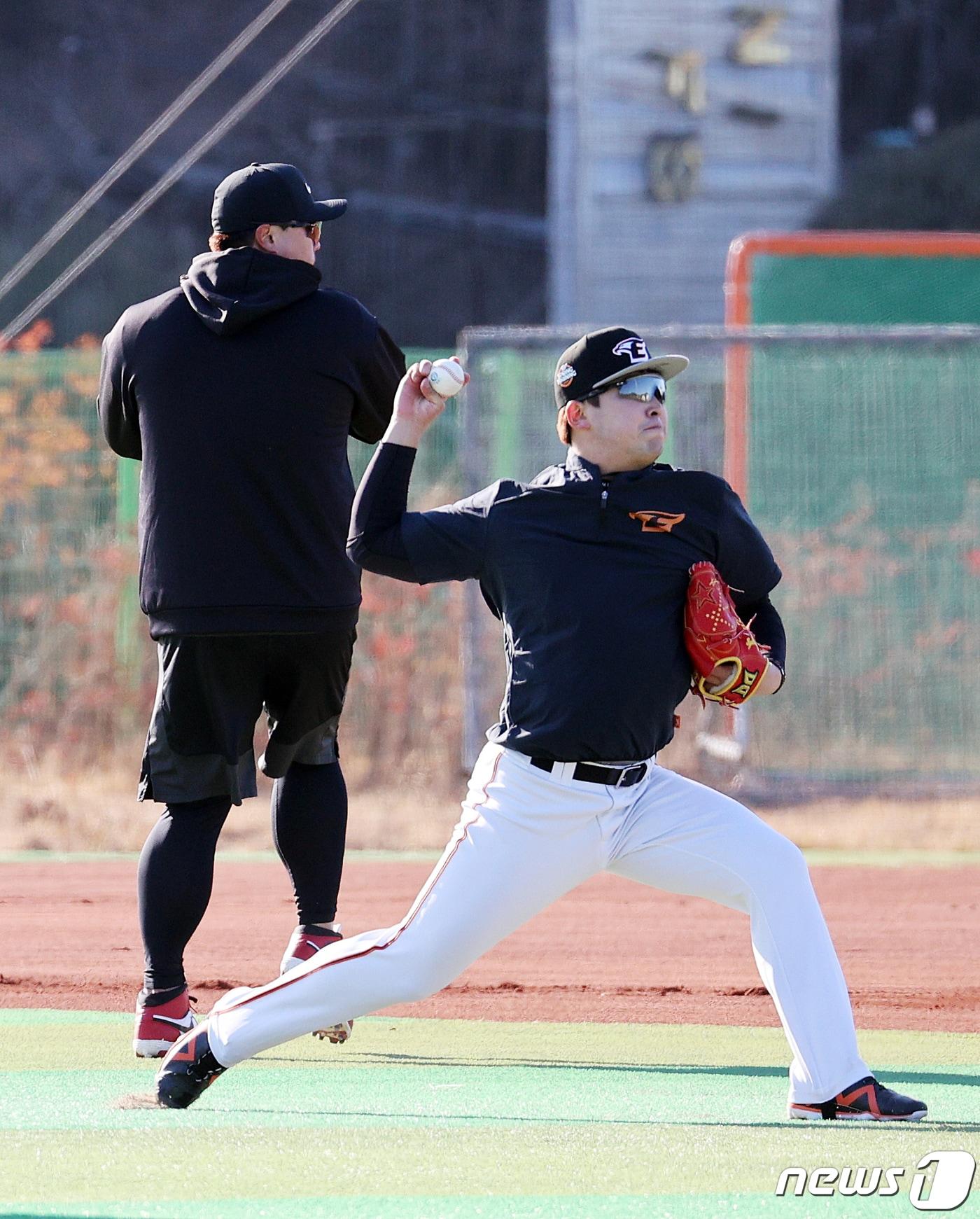 본문 이미지 - 한화 이글스 강재민이 3일 오후 경남 거제시 하청스포츠타운에서 스프링 캠프 훈련을 하고 있다. 2022.2.3/뉴스1 ⓒ News1 이재명 기자