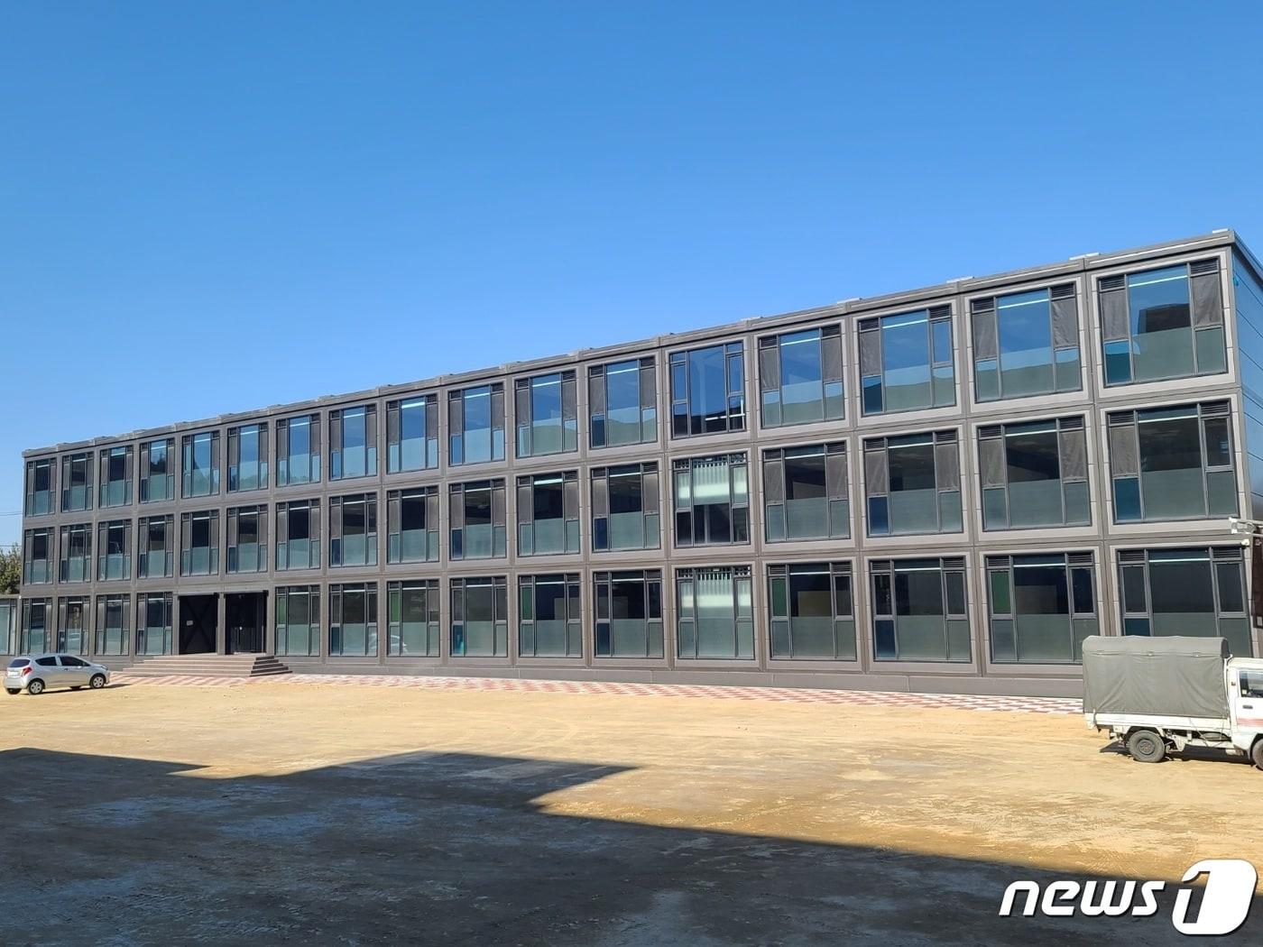 본문 이미지 - 대전 원신흥초 복용분교장에 설치된 임시 모듈러 교사 전경. 오는 3월 개교를 앞두고 있다. ⓒ 뉴스1