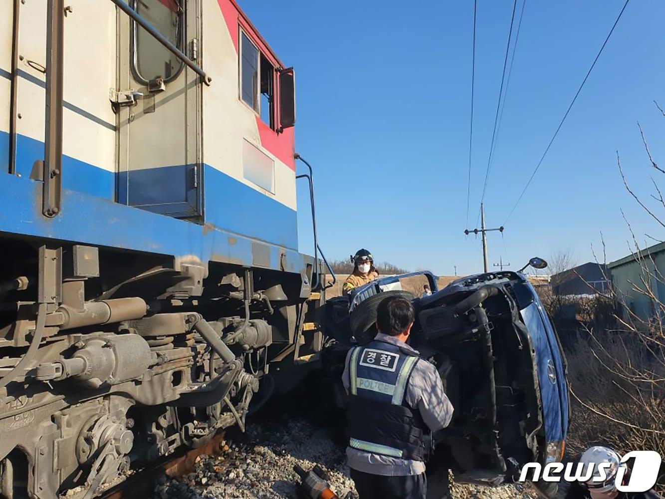 본문 이미지 - 경북 영천시 청통면 호당리 삼부건널목에서 동해발 동대구행 무궁화 열차와 건널목을 건너던 1톤 화물차와 충돌해 화물차에 타고 있던 운전자 등 2명이 숨졌다.&#40;자료사진, 기사내용과 관련 없음&#41;&#40;영천소방서제공&#41;/뉴스1 ⓒ News1 최창호 기자