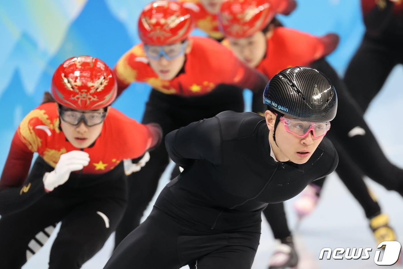 본문 이미지 - 2022 베이징 동계올림픽 개막을 하루 앞둔 지난 3일 오후 중국 베이징 수도 실내 경기장에서 중국 쇼트트랙 대표팀의 빅토르안(안현수) 코치가 선수들을 이끌며 마지막 점검훈련을 하고 있다. ⓒ News1 안은나 기자