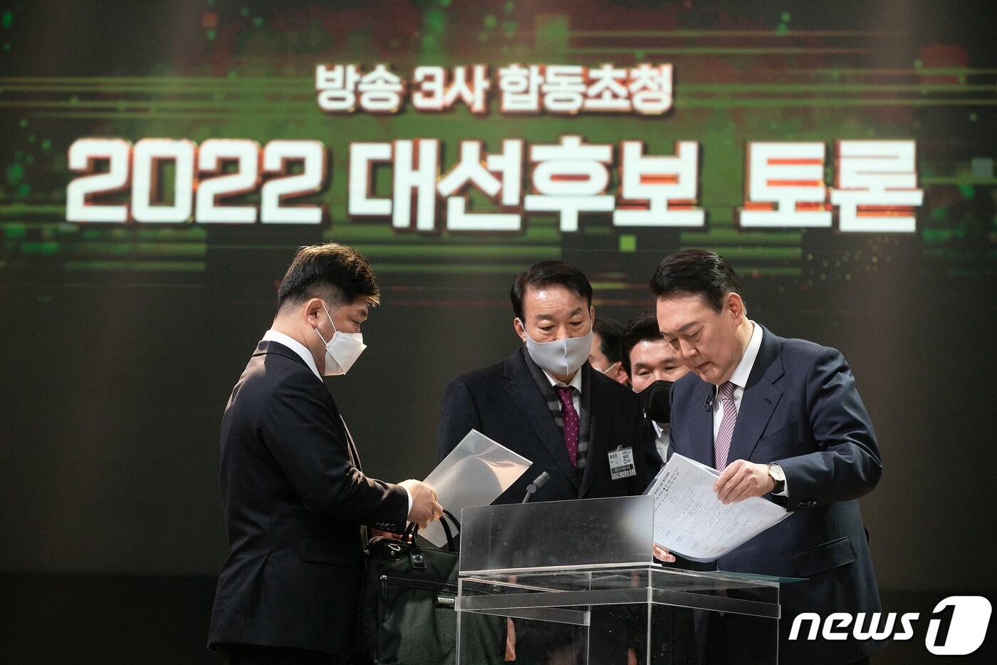 본문 이미지 - 윤석열 국민의힘 대통령 후보가 3일 저녁 서울 영등포구 KBS 공개홀에서 열린 지상파 방송 3 (KBS·MBC·SBS) 합동 초청 대선후보 토론회 시작에 앞서 리허설을 하고있다. 2022.2.3/뉴스1 ⓒ News1 국회사진취재단