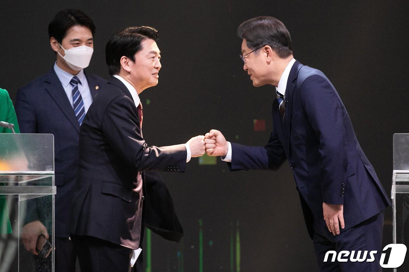 본문 이미지 - 안철수 국민의당 대선후보와 이재명 더불어민주당 대선후보. ⓒ News1 국회사진취재단
