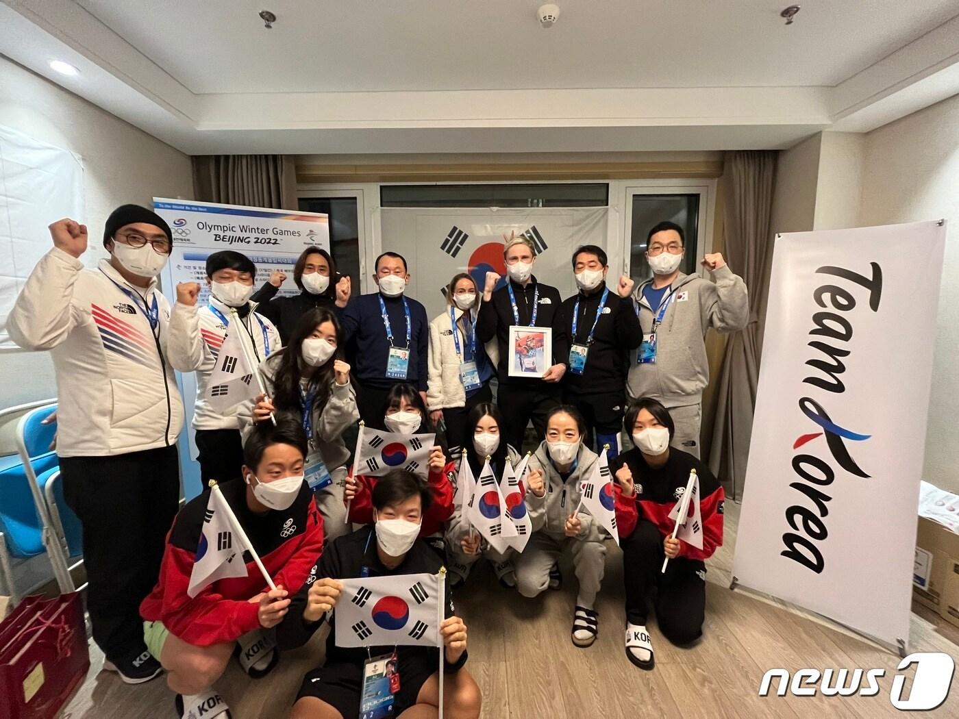 본문 이미지 - 바이애슬론 티모페이 랍신 선수(위 오른쪽 세번째)가 생일을 맞아 3일 중국 장자커우 선수촌에서 동료들에게 축하를 받은 뒤 기념촬영을 하고 있다.(대한체육회 제공) 2022.2.4/뉴스1