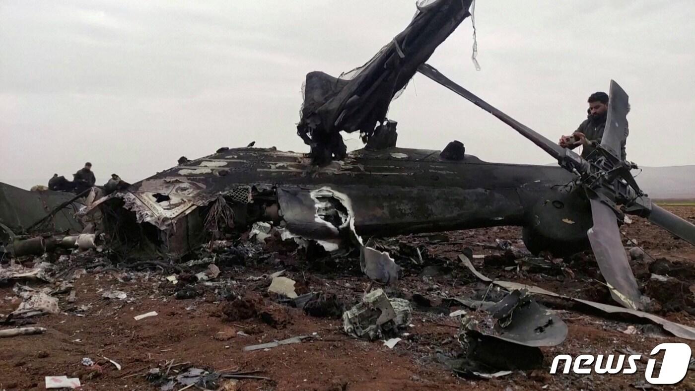 미군이 2022년 2월 3일(현지시간) 시리아 이들립주 북서부에서 이슬람국가(IS) 최고지도자를 상대로 대테러작전을 수행하다 기계적 결함을 일으킨 헬기를 파괴했다. ⓒ 로이터=뉴스1 ⓒ News1 김현 특파원