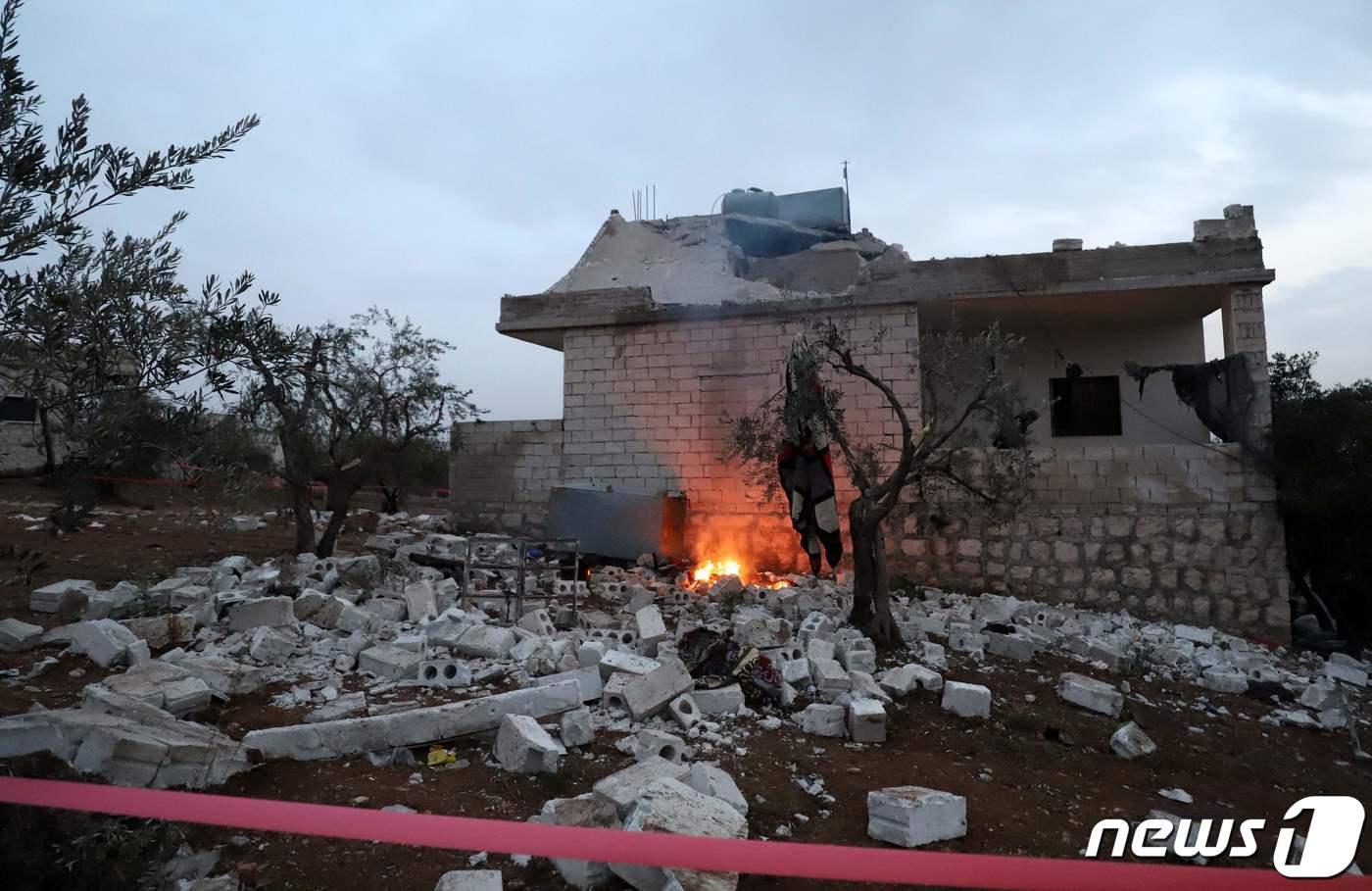 이슬람국가&#40;IS&#41;의 지도자 아부 이브라힘 알하셰미 알쿠라이시가 2022년 2월 3일&#40;현지시간&#41; 시리아 북서부 이들립주 아트메흐 마을에서 미군 특수부대의 밤샘 급습으로 사망한 사건이 발생한 집 주변에 빨간 색 테이프가 쳐져 있다. ⓒ AFP=뉴스1 ⓒ News1 김현 특파원