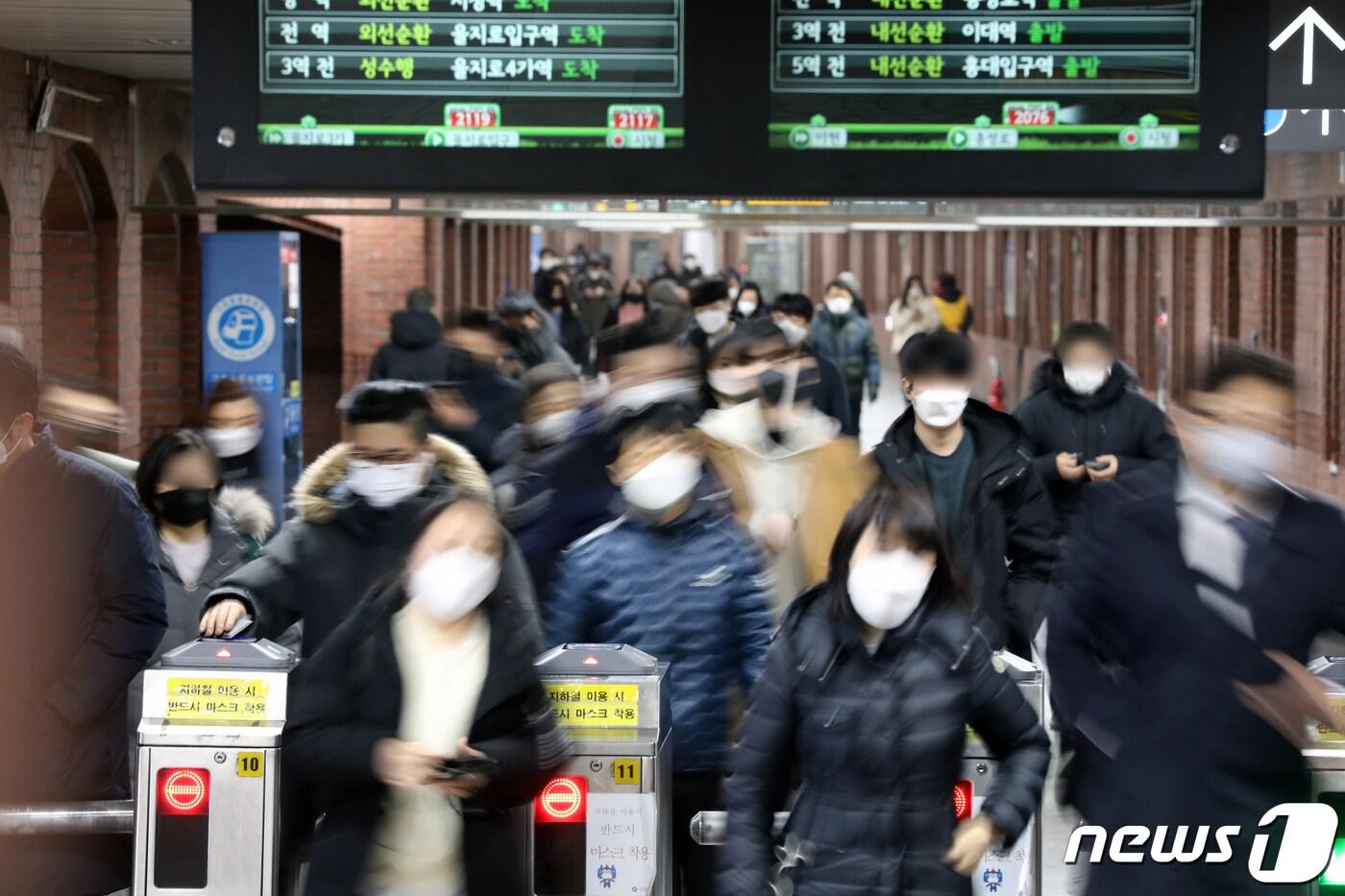 본문 이미지 - 4일 오전 서울 지하철 시청역에서 마스크를 착용한 시민들이 출근길 발걸음을 재촉하고 있다. 2022.2.4/뉴스1 ⓒ News1 황기선 기자