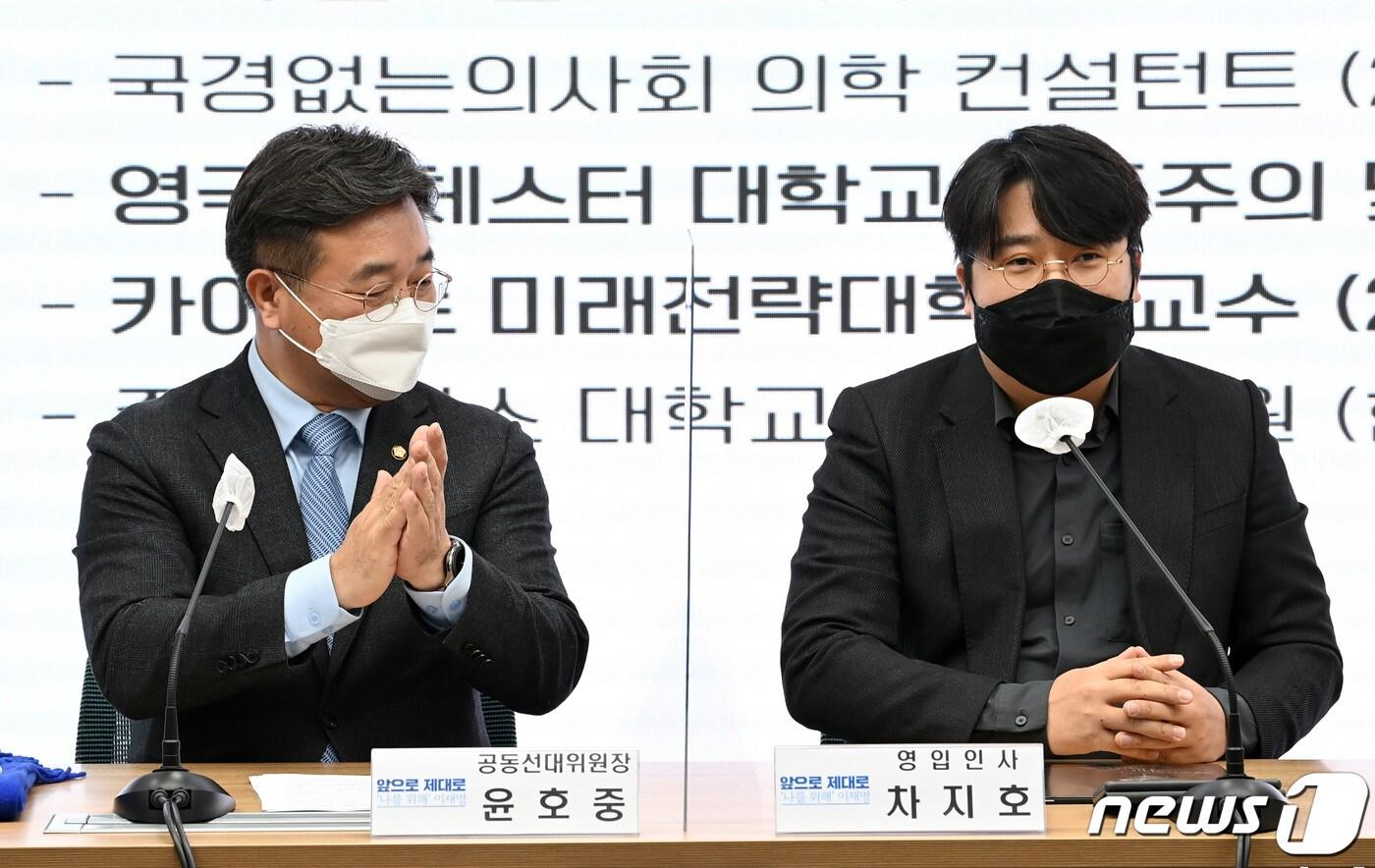 본문 이미지 - 윤호중 더불어민주당 공동선대위원장(왼쪽)이 4일 오전 서울 영등포구 여의도 중앙당사에서 열린 더불어민주당 국제보건·팬데믹 국가인재 발표식에서 영입인사 차지호 카이스트 교수를 향해 박수를 보내고 있다. 2022.2.4/뉴스1 ⓒ News1 구윤성 기자
