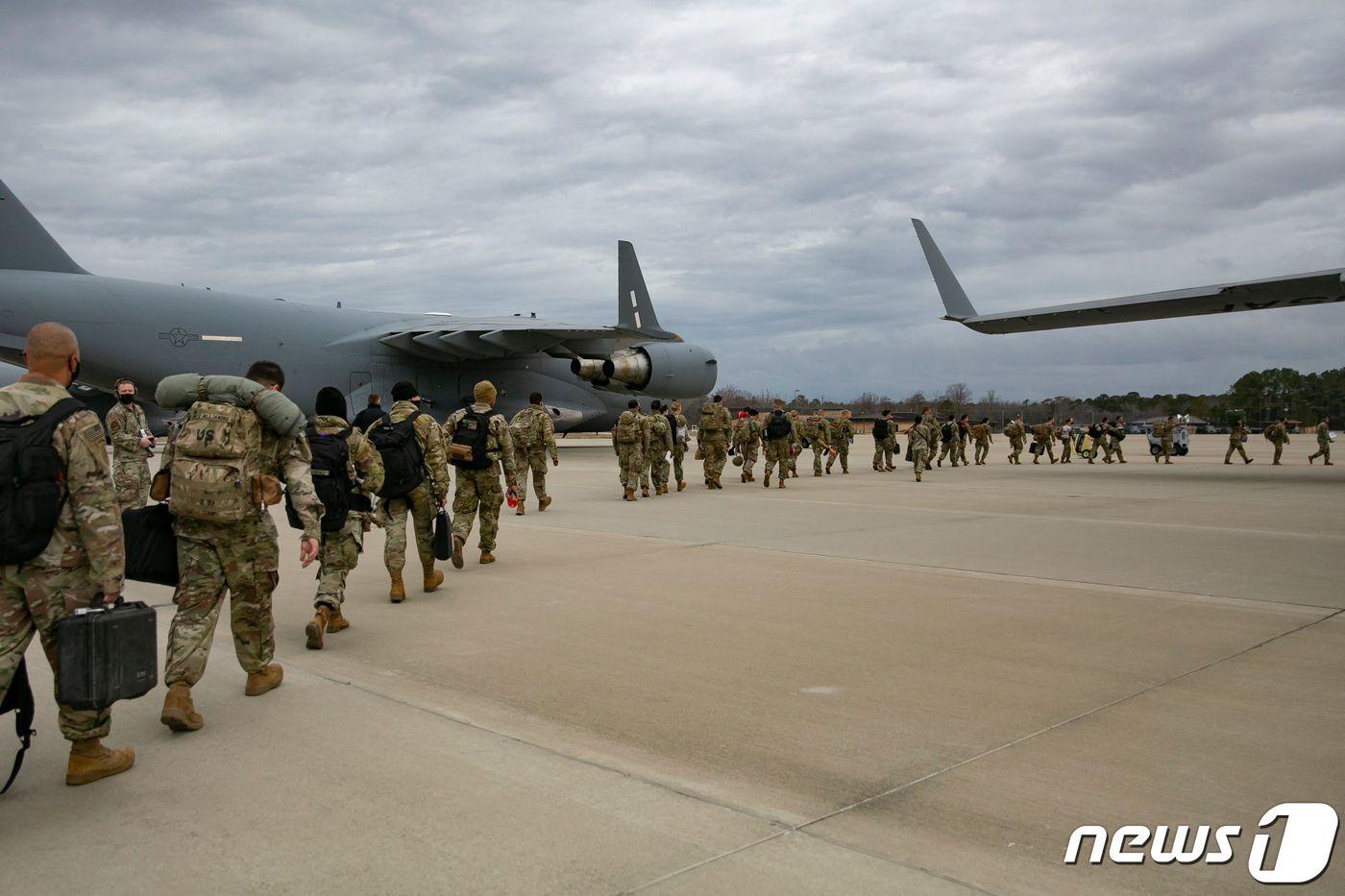 본문 이미지 - 3일(현지시간) 미국 노스캐롤라이나주 육군 기지 포트 브래그에서 유럽으로 가기 위해 미국 공수부대원들이 수송기를 탑승하고 있다. <자료사진>ⓒ AFP=뉴스1 ⓒ News1 우동명 기자