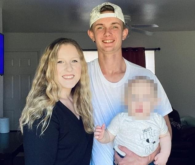 본문 이미지 - 지난 2019년 미성년자 제자 A군(가운데)과 성관계한 혐의로 기소됐다가 풀려난 베일리 터너(맨 왼쪽). 두 사람은 2019년 5월 결혼해 이듬해 2월 아이를 낳았다. (페이스북 갈무리) ⓒ 뉴스1