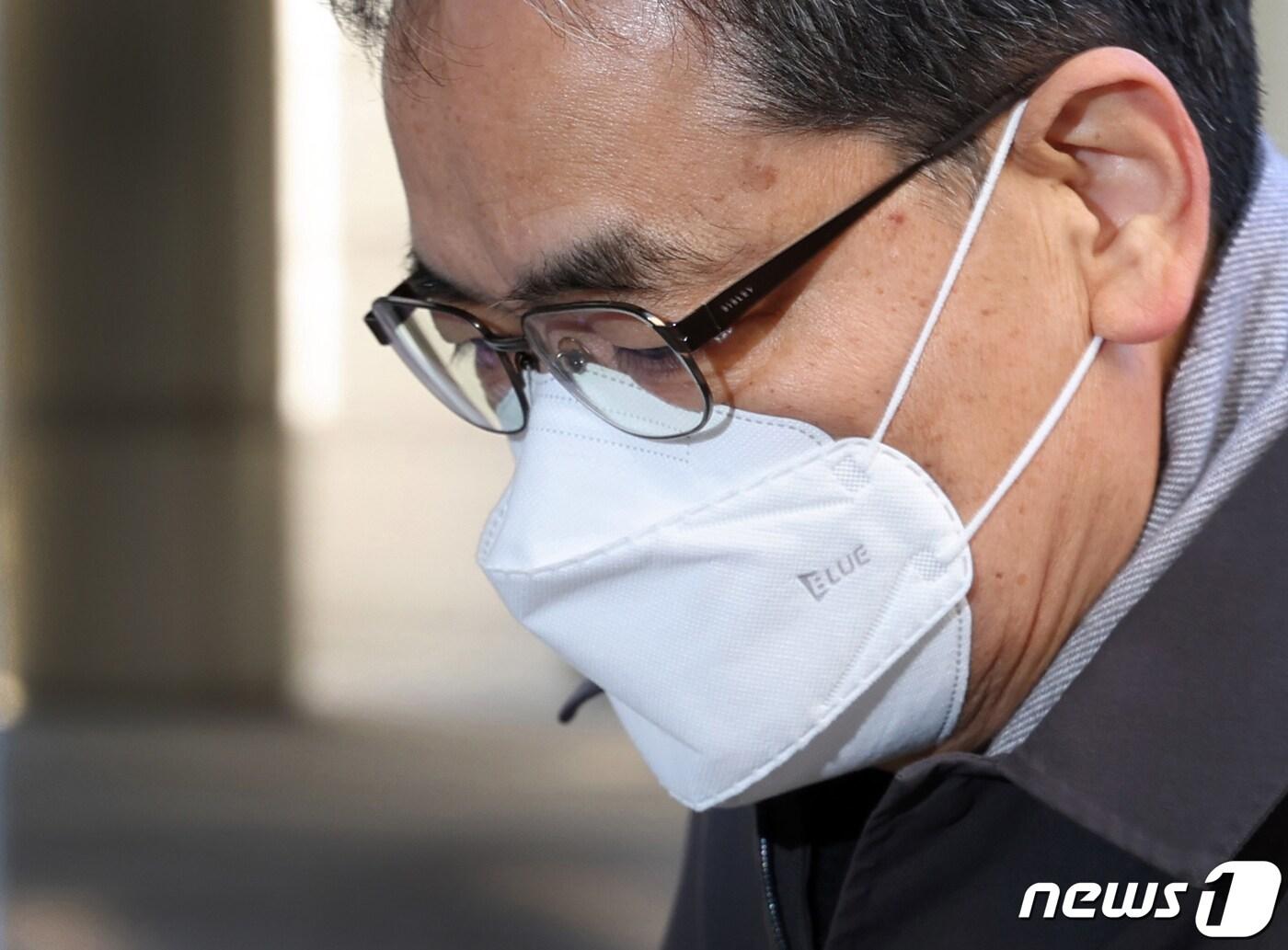 본문 이미지 - 대장동 개발과 관련해 도움을 주고 아들의 퇴직금 명목으로 50억원을 받았다는 의혹이 제기되며 이른바 '화천대유 50억 클럽'으로 거론된 곽상도 전 국민의힘 의원과 그에게 뇌물을 제공한 혐의로 추가 기소된 화천대유 대주주 김만배씨의 첫 재판이 오는 17일 열린다.. 곽 전 의원이지난달 4일 서울 서초구 서울중앙지방법원에서 영장실질심사(구속전피의자심문)에 출석하고 있다. 2022.2.4/뉴스1 ⓒ News1 이승배 기자