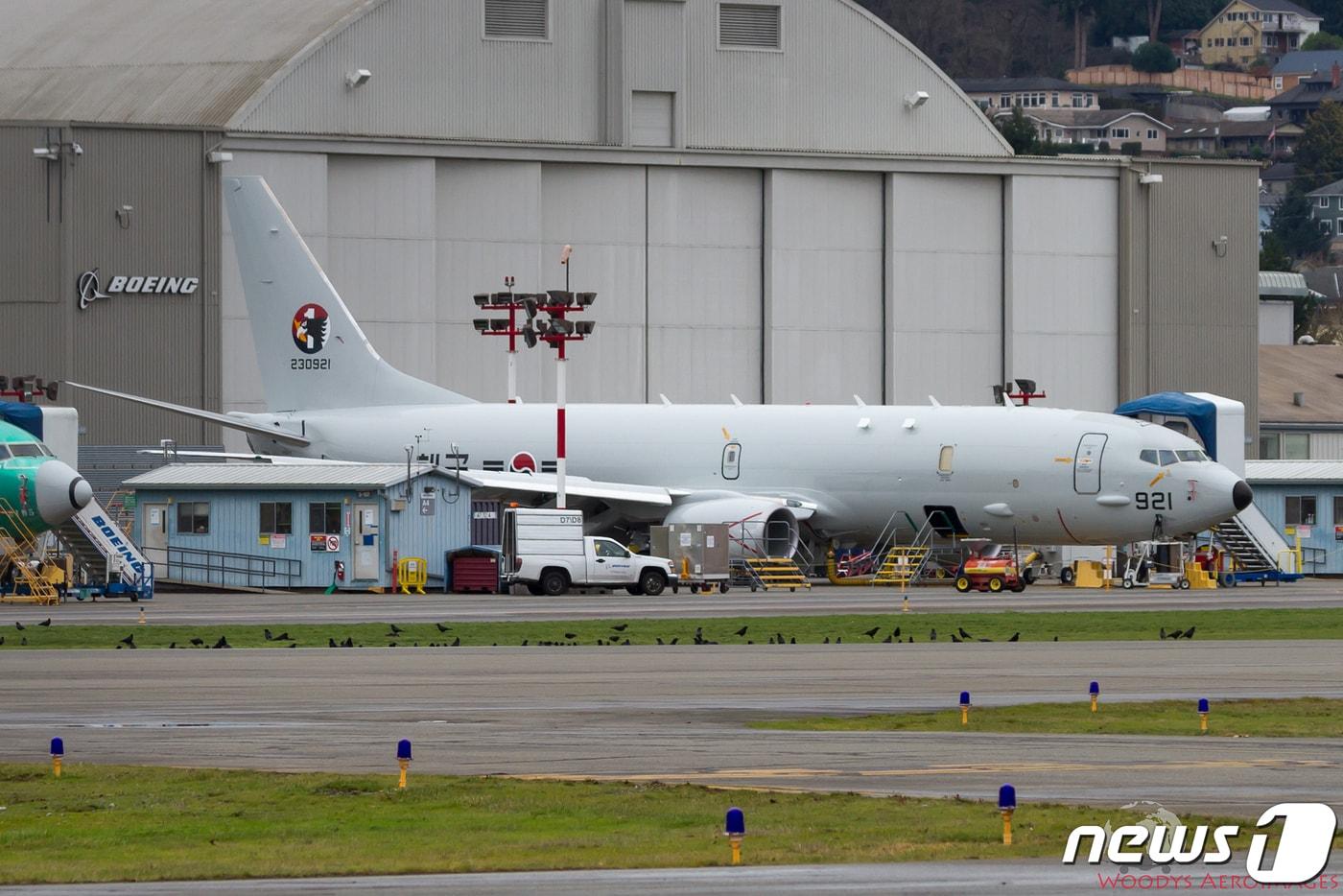 우리 해군이 운용할 대잠초계기 P-8A '1호기'가 미국 워싱턴주 렌턴 소재 보잉 공장에 주기 중이다. (우디스 에어로이미지스 트위터) ⓒ 뉴스1