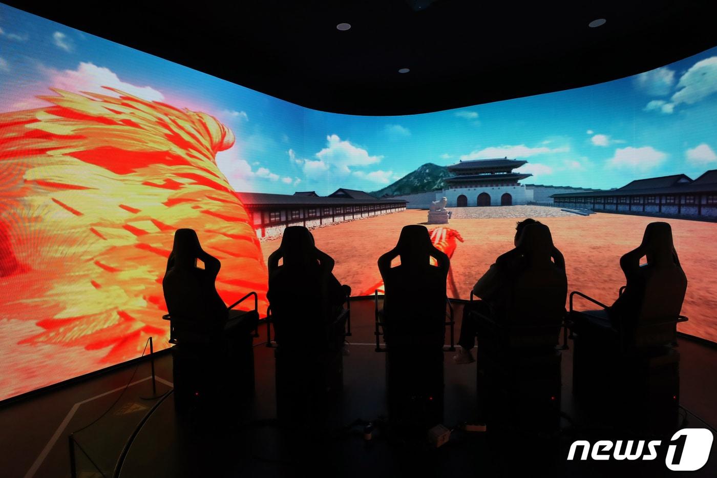 본문 이미지 - 4일 오후 서울 종로구 세종로 공원에 마련된 '광화전차'에서 관계자들이 탑승형 체험기기 시연을 하고 있다. 문화체육관광부와 한국콘텐츠진흥원은 이날 광화문 일대에 실감콘텐츠 '광화시대' 4종을 추가 공개 했다. 이번에 공개한 콘텐츠는 시공간을 탐험하는 '광화전차', 시민과 공감하는 증강현실(AR) 나무 '광화수', 광화문을 여행하며 즐기는 게임 '광화담', 광화문 숨은 이야기를 담은 상호작용 증강현실 콘텐츠 '광화경'이다. 2022.2.4 ⓒ 뉴스1 황기선 기자