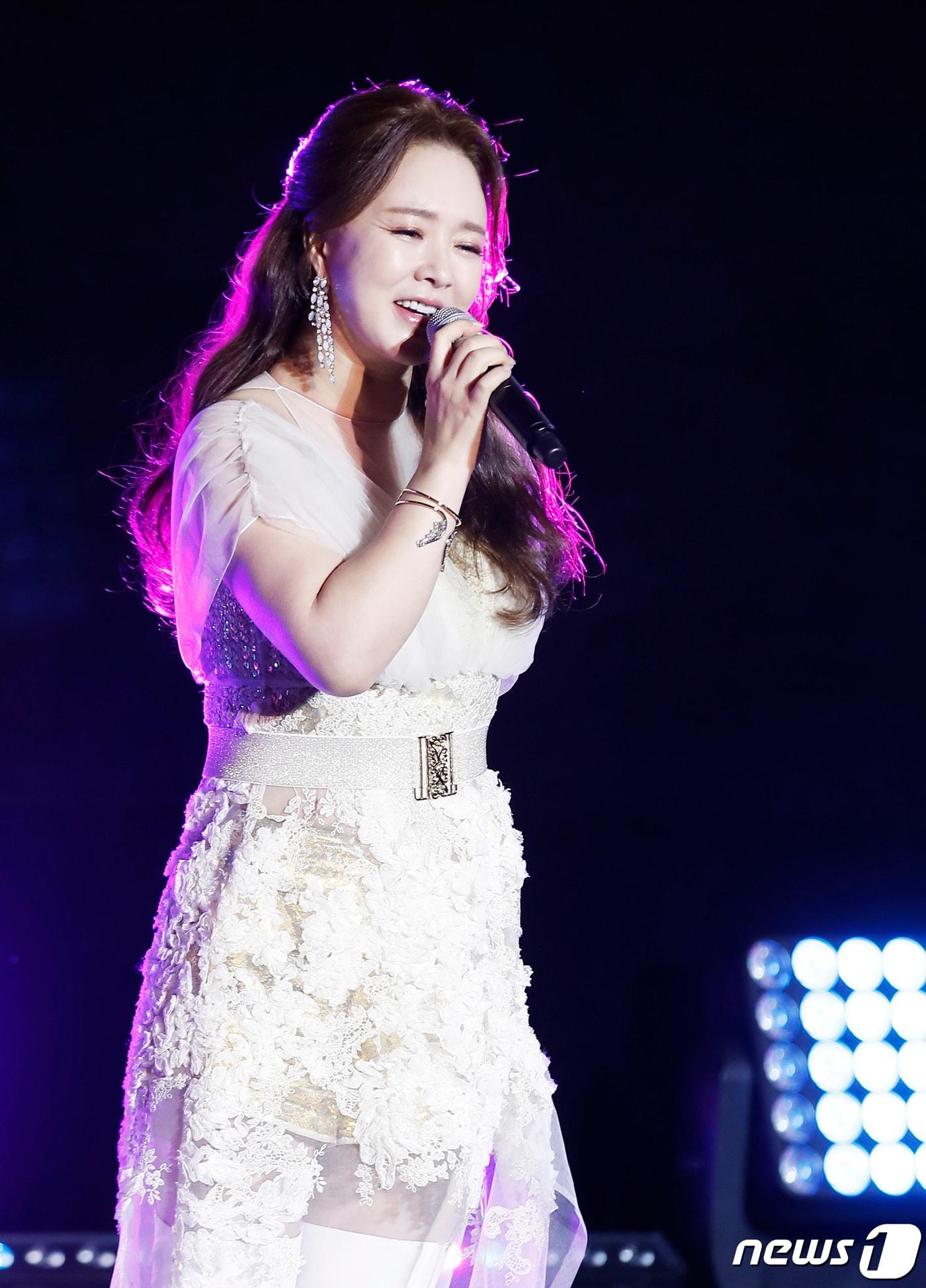 본문 이미지 - 가수 금잔디가 4일 오후 서울 영등포구 타임스퀘어 CGV 에서 데뷔 20주년 기념 정규 앨범 ‘당신은 명작’ 발매 쇼케이스를 열고 신곡을 선보이고 있다. 2022.2.4/뉴스1 ⓒ News1 권현진 기자