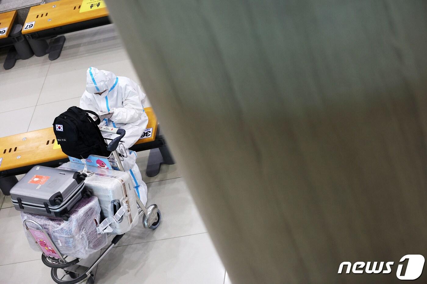 본문 이미지 - 지난 4일 인천국제공항 터미널1에서 한 해외 입국자가 대기하고 있다. /뉴스1 ⓒ News1 조태형 기자