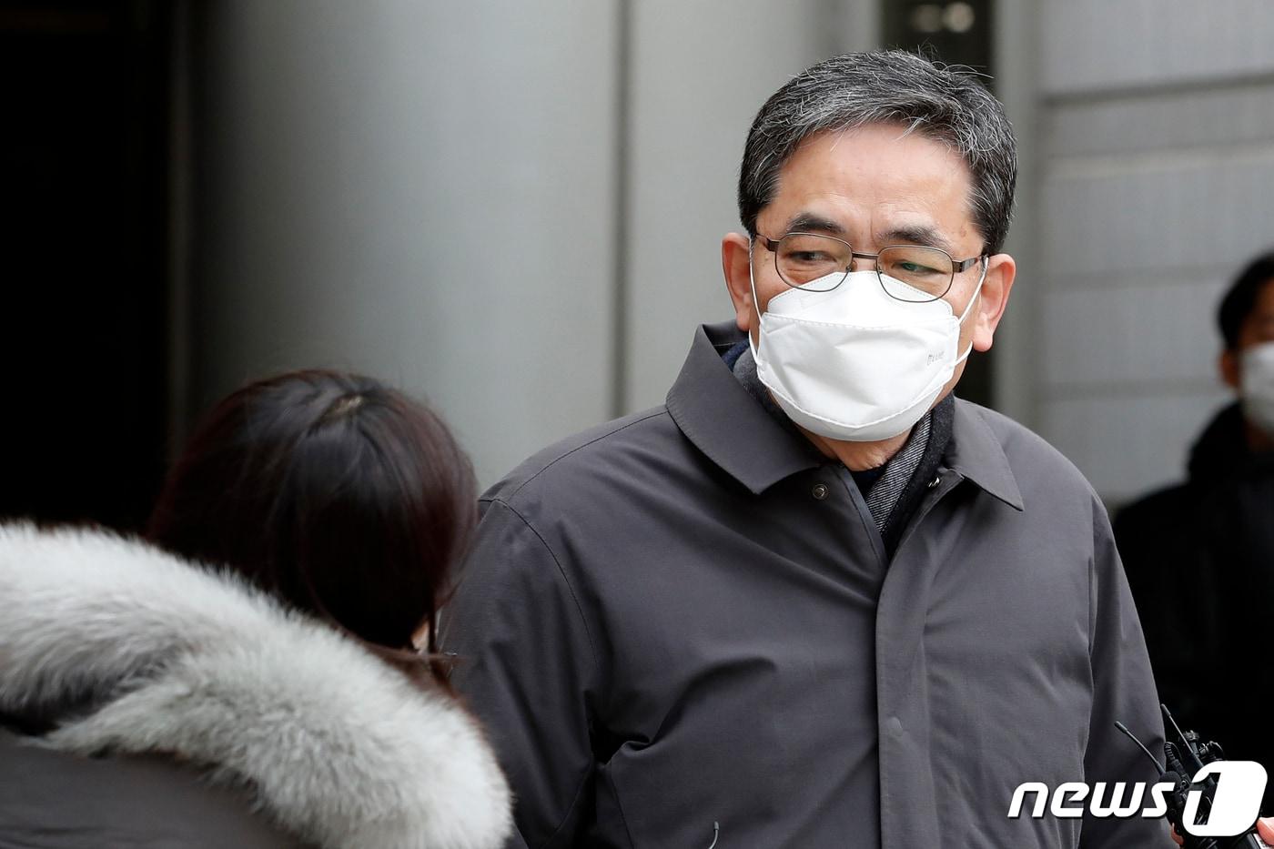 본문 이미지 - '50억 클럽' 의혹을 받는 곽상도 전 국민의힘 의원이 4일 오후 서울 서초구 서울중앙지방법원에서 열린 특정경제범죄 가중처벌 등에 관한 법률 위반(알선수재), 정치자금법 위반 혐의 관련 영장실질심사를 마치고 청사를 나서며 취재진의 질문에 답하고 있다.2022.2.4/뉴스1 ⓒ News1 이승배 기자