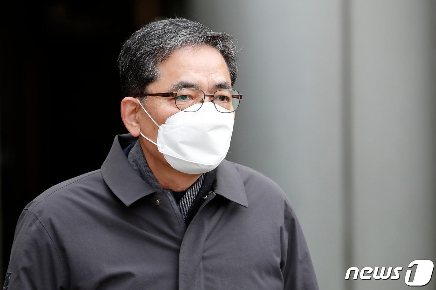 본문 이미지 - '50억 클럽' 의혹을 받고 있는 곽상도 전 국민의힘 의원이 영장실질심사를 마친 뒤 서울중앙지법을 나서고 있다. 2022.2.4/뉴스1 ⓒ News1 이승배 기자