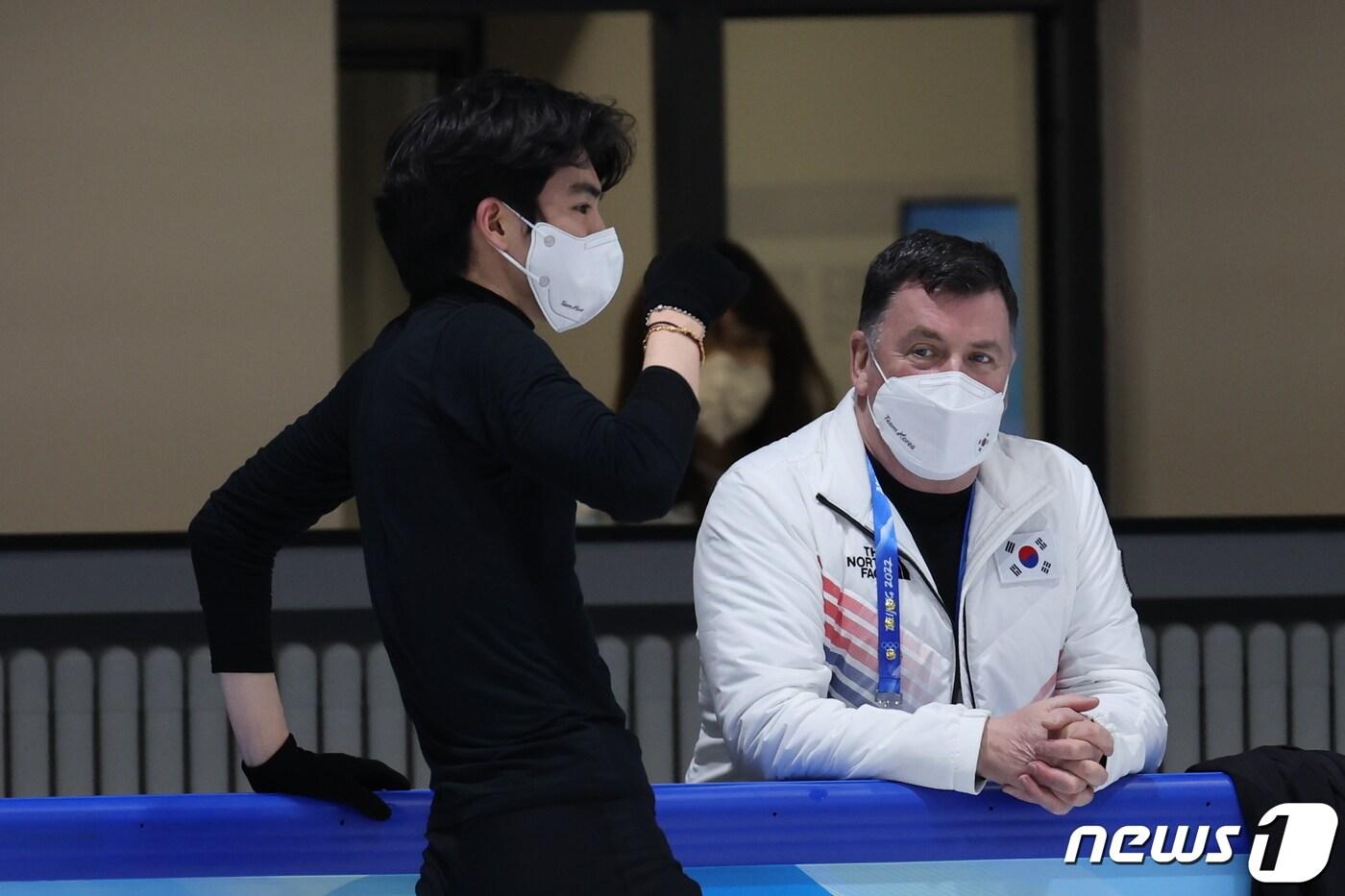 본문 이미지 - 2022 베이징 동계올림픽 개막일인 4일 중국 베이징 피겨트레이닝홀에서 차준환이 브라이언 오서 코치의 지도를 받고 있다. 2022.2.4/뉴스1 ⓒ News1 안은나 기자