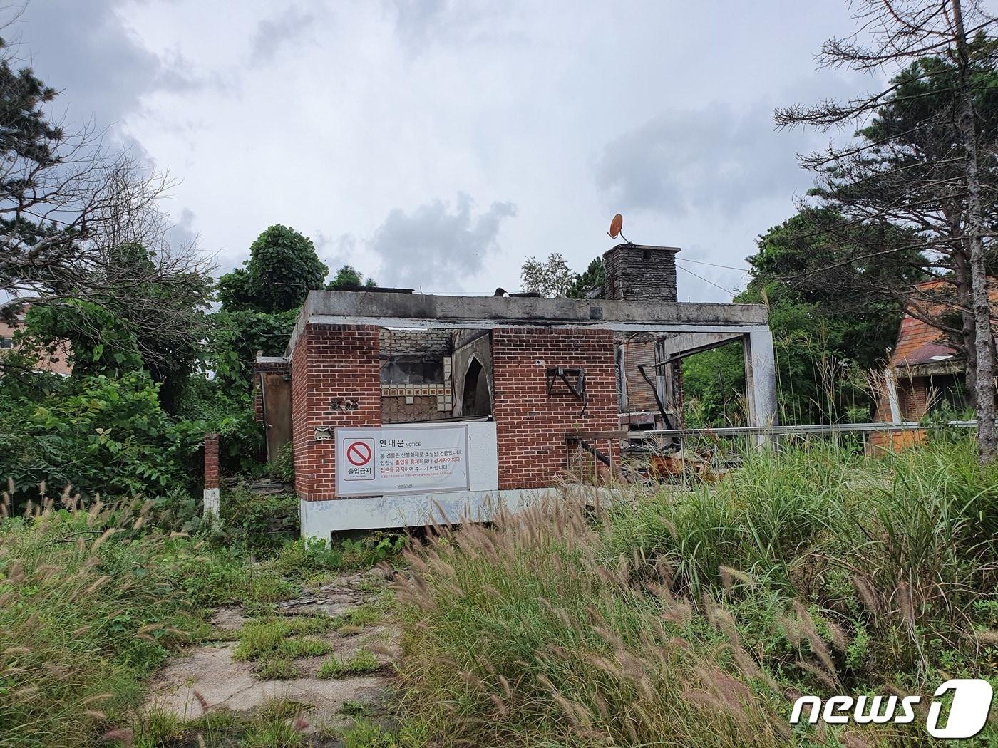 본문 이미지 - 2019년 동해안 대형산불로 훼손된 속초 영랑호리조트 별장형 콘도.2022.2.4/뉴스1