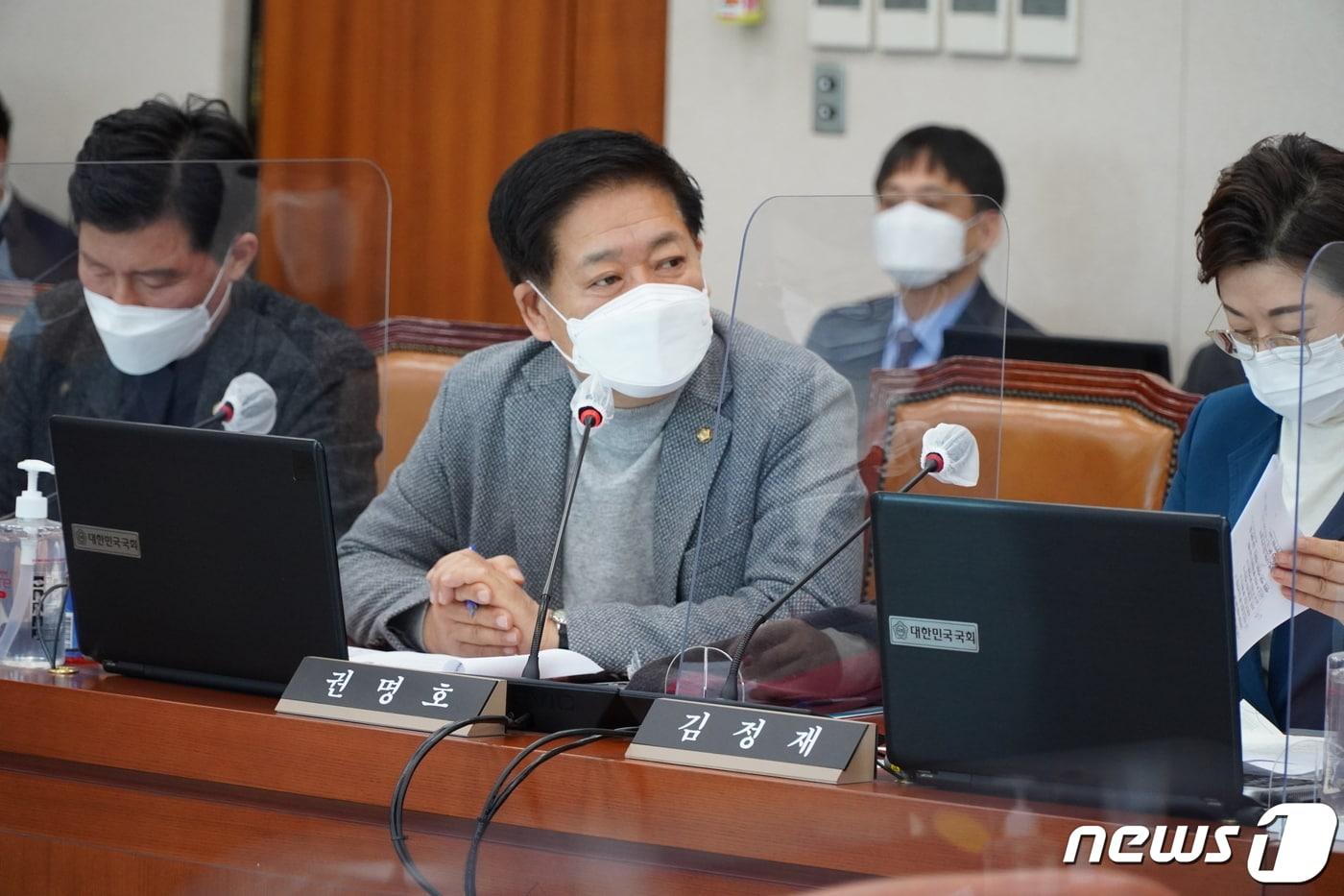 본문 이미지 - 권명호 국민의힘 의원이 지난 2월 국회 산업통상자원중소벤처기업위원회 2022년 제1회 추가경정예산안 심사 전체회의에서 발언하고 있다.(권명호 의원실 제공)ⓒ 뉴스1