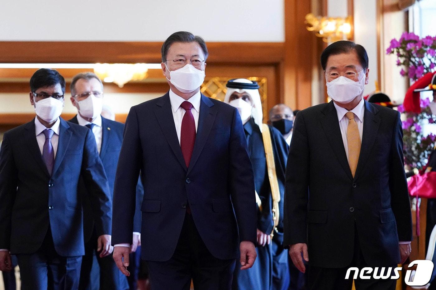 본문 이미지 - 문재인 대통령이 지난 2월4일 청와대에서 열린 주한대사 신임장 제정식을 마친 뒤 신임 주한대사들과 접견장으로 이동하고 있다.2022.2.4/뉴스1 ⓒ News1 이광호 기자