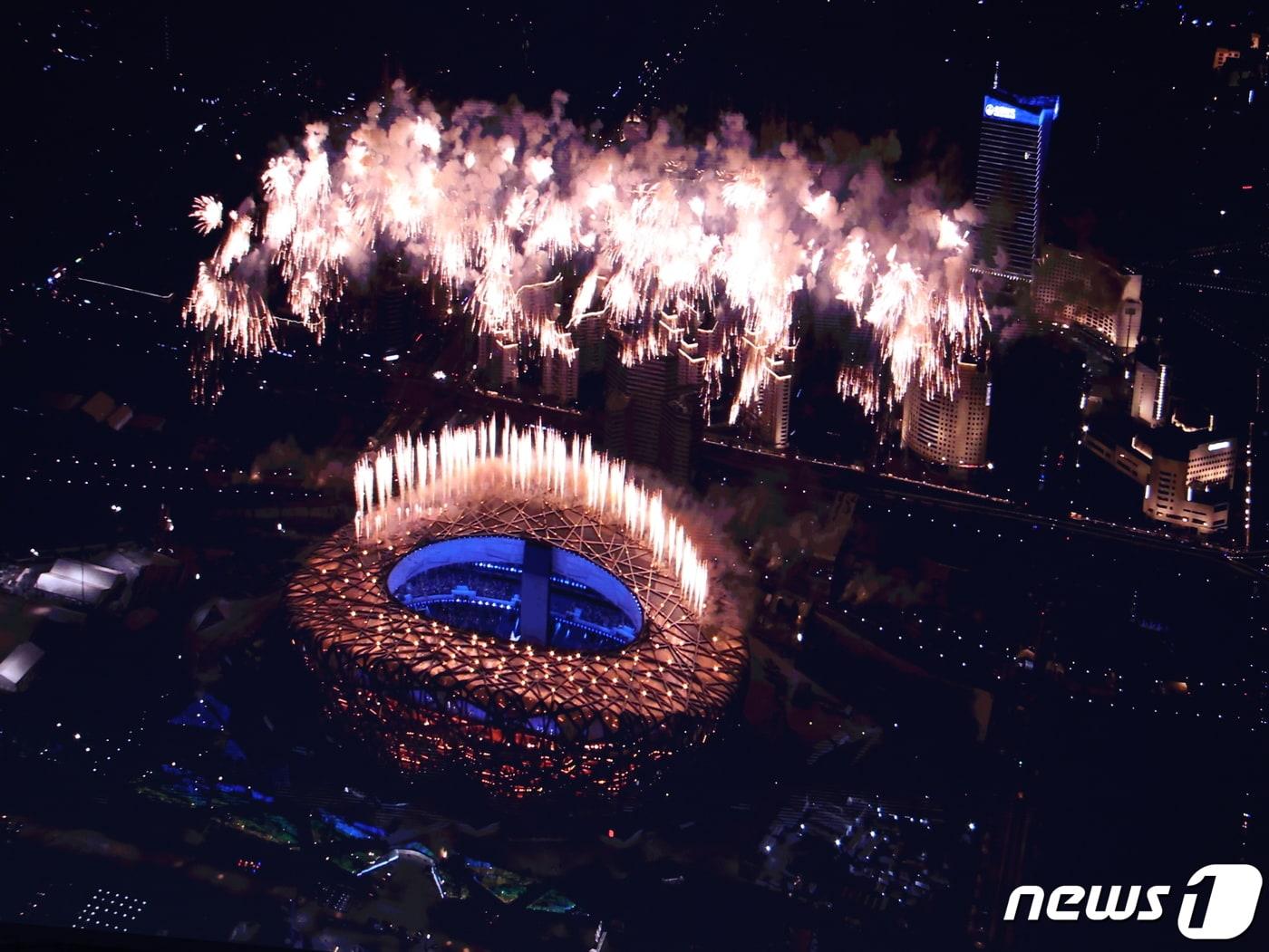 본문 이미지 - 2022년 2월 4일 중국 베이징 국립 경기장에서 열린 2022 베이징 동계올림픽 개막식에서 폭죽이 밤하늘을 수놓고 있다. ⓒ News1 박지혜 기자
