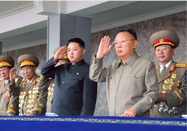 본문 이미지 - 2010년 10월 열병식에 참석한 김정일 국방위원장과 김정은 노동당 총비서.('조선' 갈무리) ⓒ 뉴스1