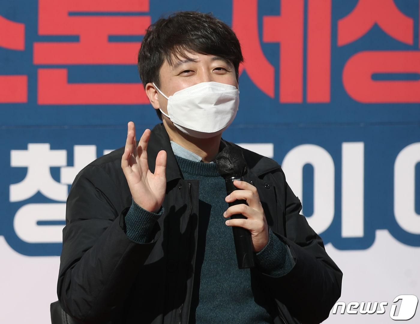 본문 이미지 - 이준석 국민의힘 대표가 5일 오후 울산 남구 롯데백화점 울산점 광장에서 '아! 준스톤 세상이 왜이래-뜨거운 청춘들 이준석에 묻다'라는 주제로 청년들과 토크콘서트를 하고 있다. 2022.2.5/뉴스1 ⓒ News1 윤일지 기자