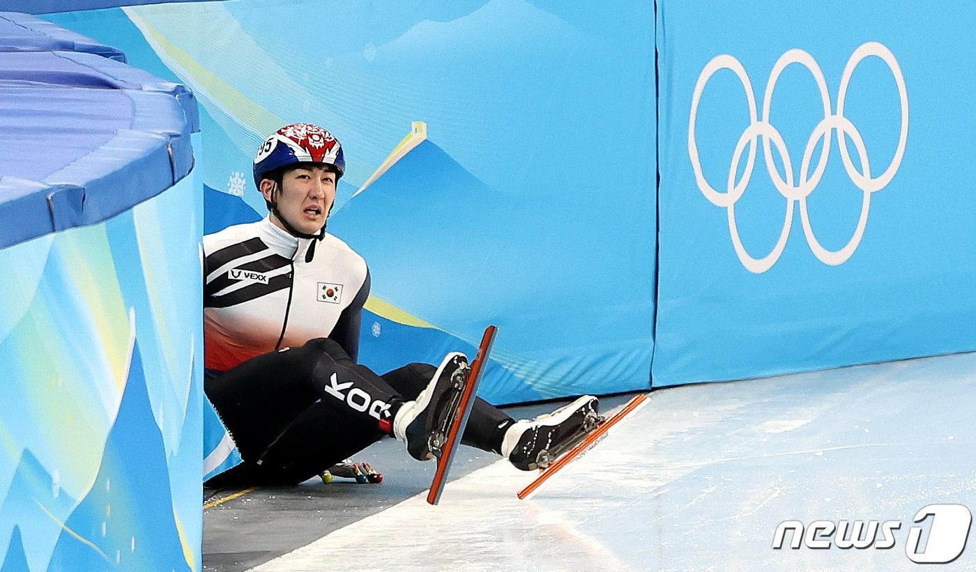 본문 이미지 - 5일 오후 중국 베이징 캐피털실내경기장에서 열린 2022 베이징동계올림픽 쇼트트랙 혼성계주 준준결승에서 박장혁이 넘어지고 있다. 2022.2.5/뉴스1 ⓒ News1 박지혜 기자