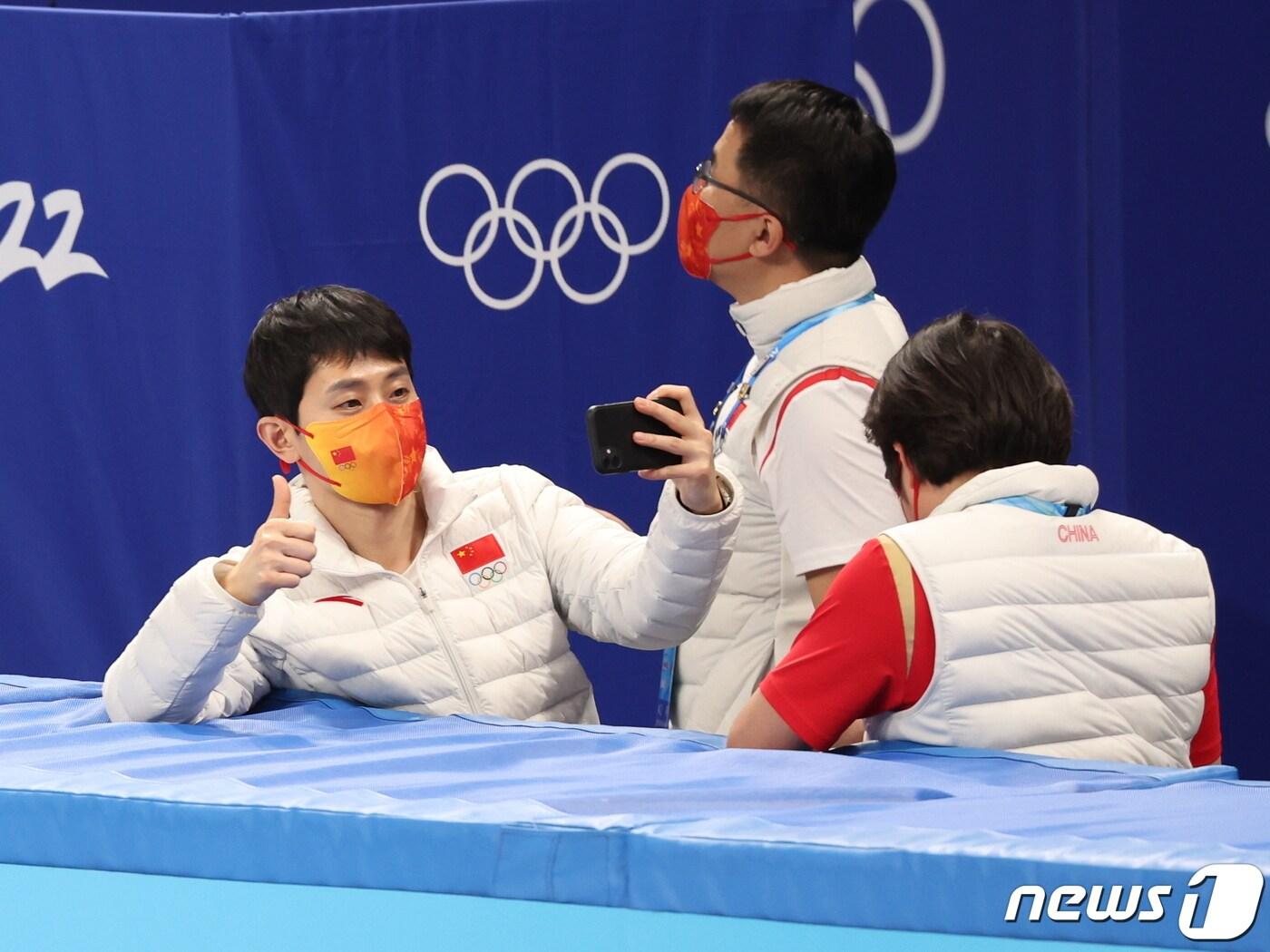 본문 이미지 - 5일 오후 중국 베이징 캐피털실내경기장에서 열린 2022 베이징동계올림픽 쇼트트랙 혼성 계주 결승에서 우승을 차지한 중국 쇼트트랙 대표팀 안현수 기술코치가 셀카를 찍으며 기뻐하고 있다. 2022.2.5/뉴스1 ⓒ News1 박지혜 기자