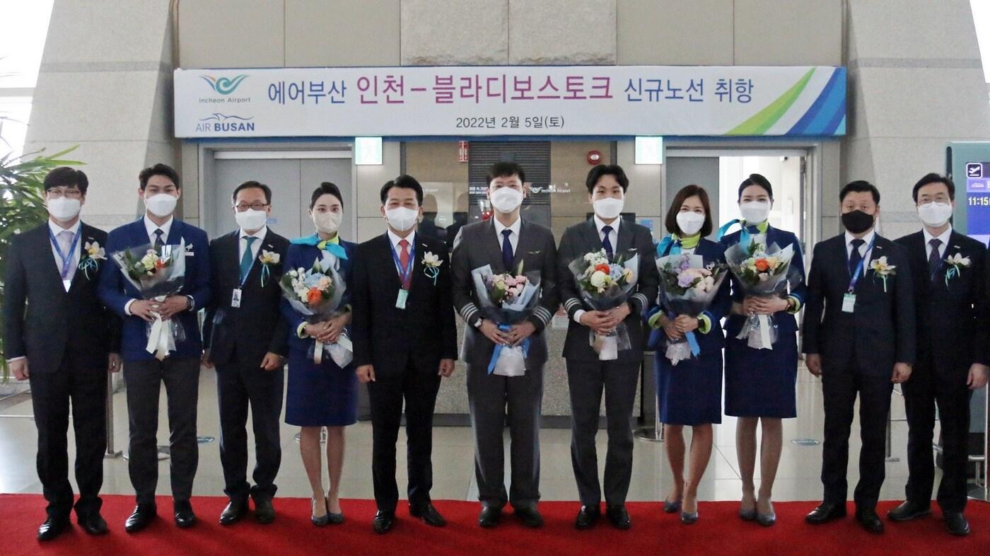 지난 5일 인천국제공항 제1여객터미널에서 열린 '인천-블라디보스토크 취항식'에 참석한 안병석 에어부산 대표(왼쪽 다섯번째)와 임직원들이 기념촬영을 하고 있다(에어부산 제공). ⓒ 뉴스1