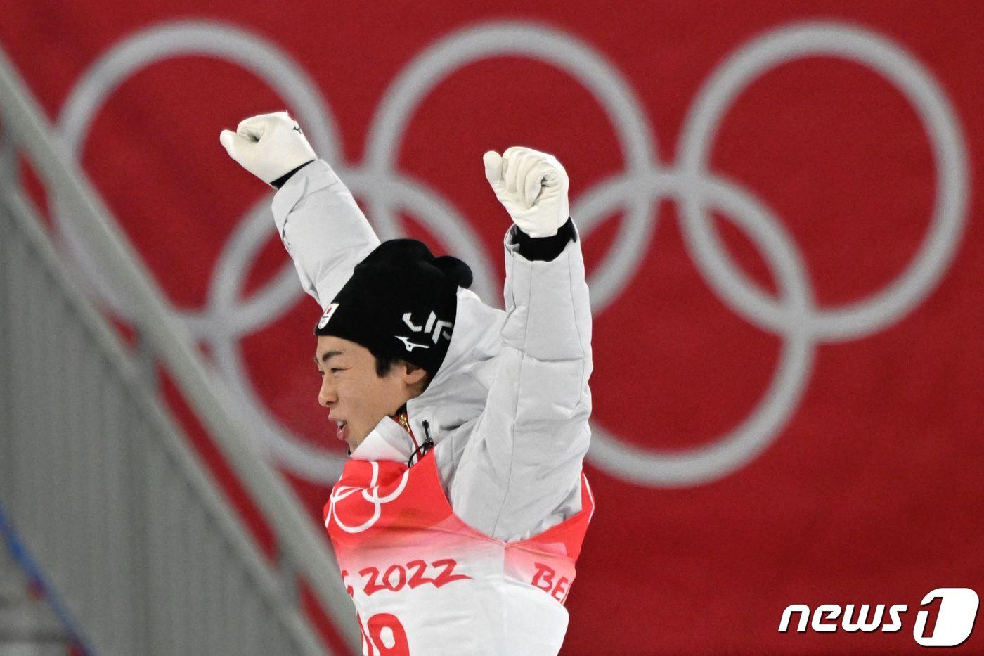 고바야시 료유가 스키점프 남자 노멀힐 개인전에서 금메달을 딴 뒤 환호하고 있다. ⓒ AFP=뉴스1