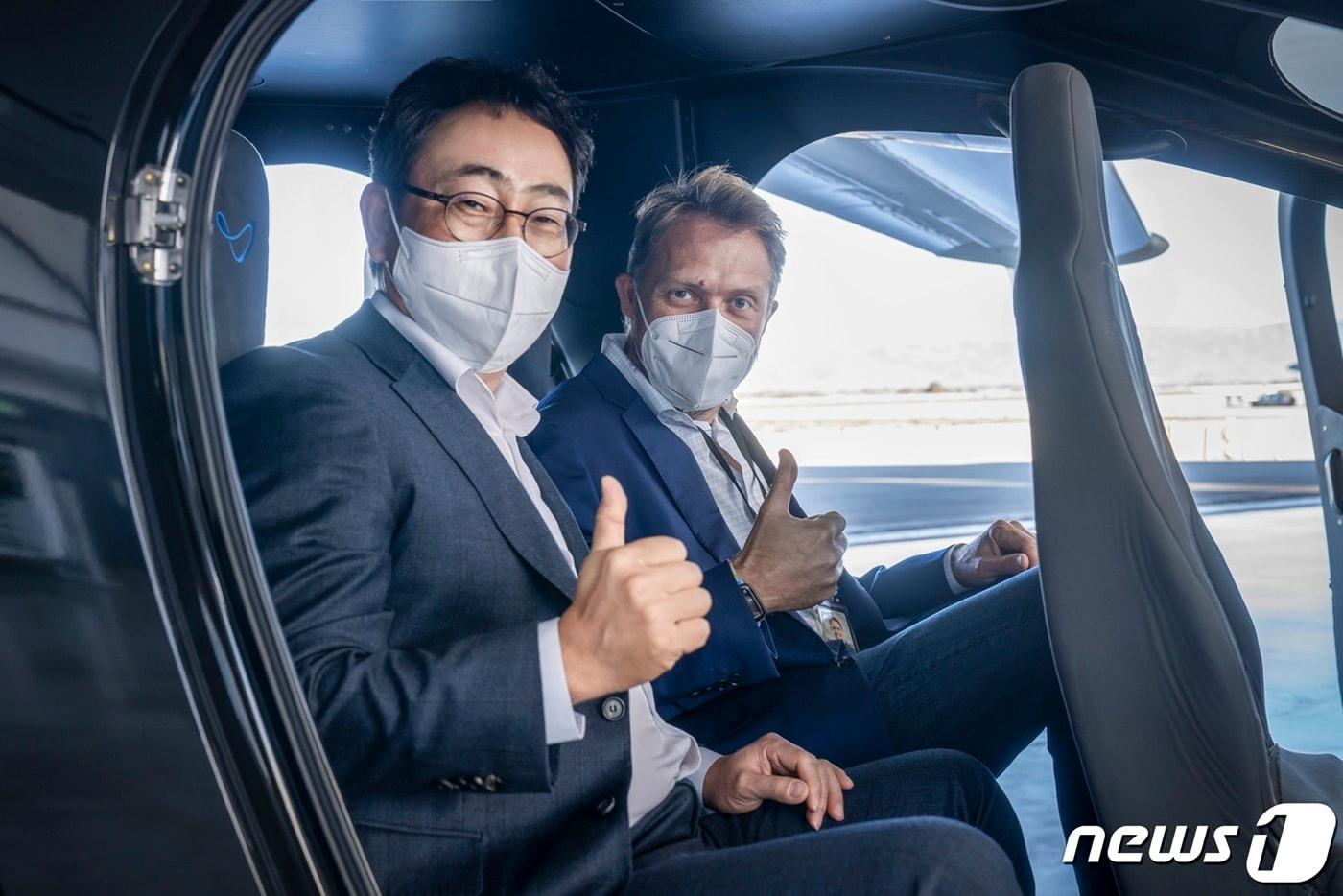 본문 이미지 - 사진은 지난달 미국 캘리포니아주 마리나에 위치한 조비 에비에이션 생산시설에서 유영상 SKT CEO와 조벤 비버트 조비 에비에이션 CEO가 UAM 기체에 탑승한 모습. (SK텔레콤 제공) 2022.2.7/뉴스1