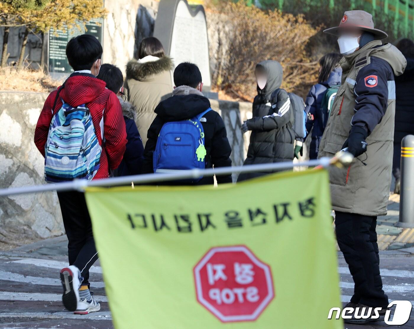 본문 이미지 - 서울시내 초등학교에서 학생들이 등교하고 있다./뉴스1 ⓒ News1 이동해 기자