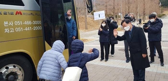본문 이미지 - 박범계 법무부장관이 7일 지역사회로 떠나는 아프간 특별기여자 가족과 환송인사를 하고 있다.(법무부 제공)ⓒ 뉴스1