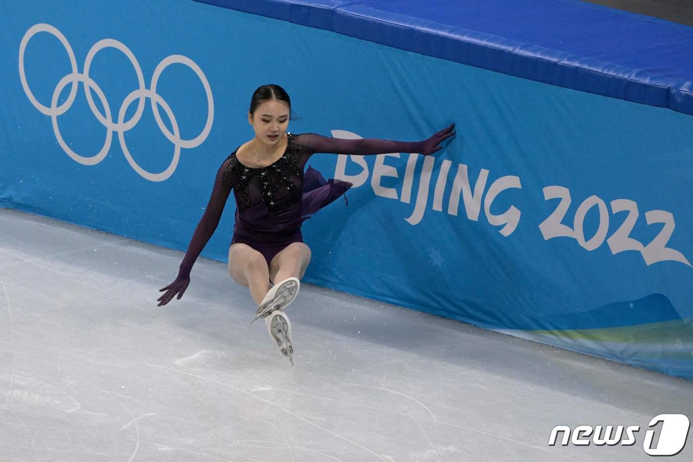 6일 베이징 동계올림픽 피겨 단체전 쇼트 경기에서 주이가 넘어지고 있다. ⓒ AFP=뉴스1