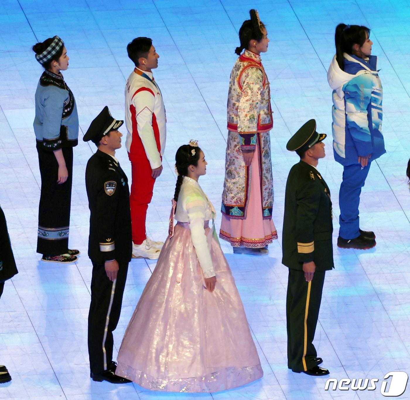 본문 이미지 - 4일 중국 베이징 국립 경기장에서 열린 2022 베이징 동계올림픽 개막식에서 한복을 입은 여성이 오성홍기를 든 소수민족 중 하나로 표현돼 논란을 빚고 있다. 2022.2.5/뉴스1 ⓒ News1 박지혜 기자