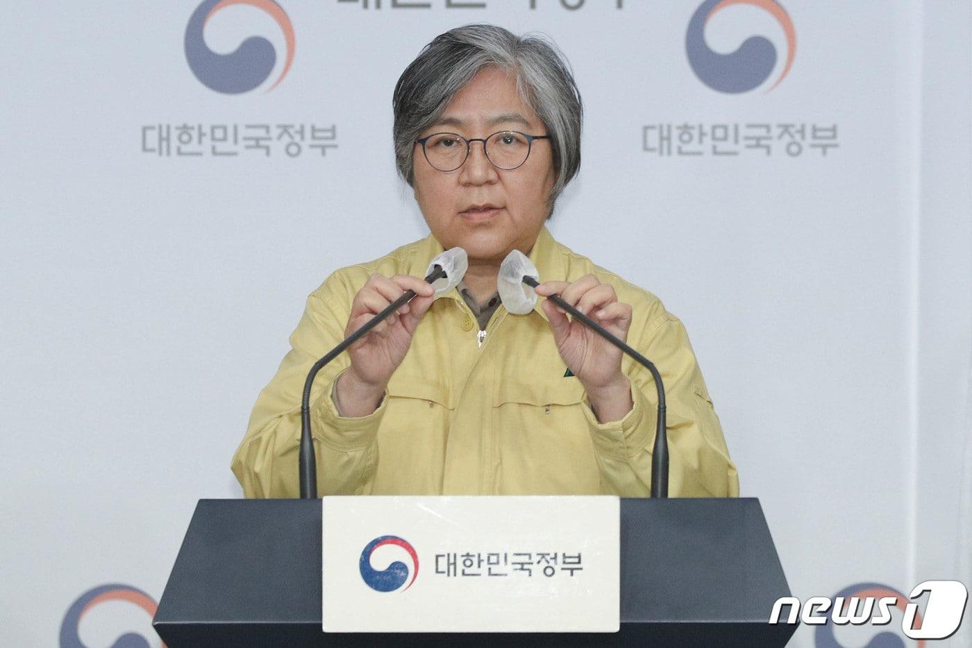 본문 이미지 - 정은경 질병관리청장이 7일 서울 종로구 정부서울청사에서 오미크론 대응 방역·의료체계 개선방안을 발표하고 있다. 2022.2.7/뉴스1 ⓒ News1 성동훈 기자