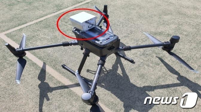 본문 이미지 - 유해화학가스 탐지 장비를 장착한 소방드론.(충북소방본부 제공).2022.2.7/ⓒ 뉴스1