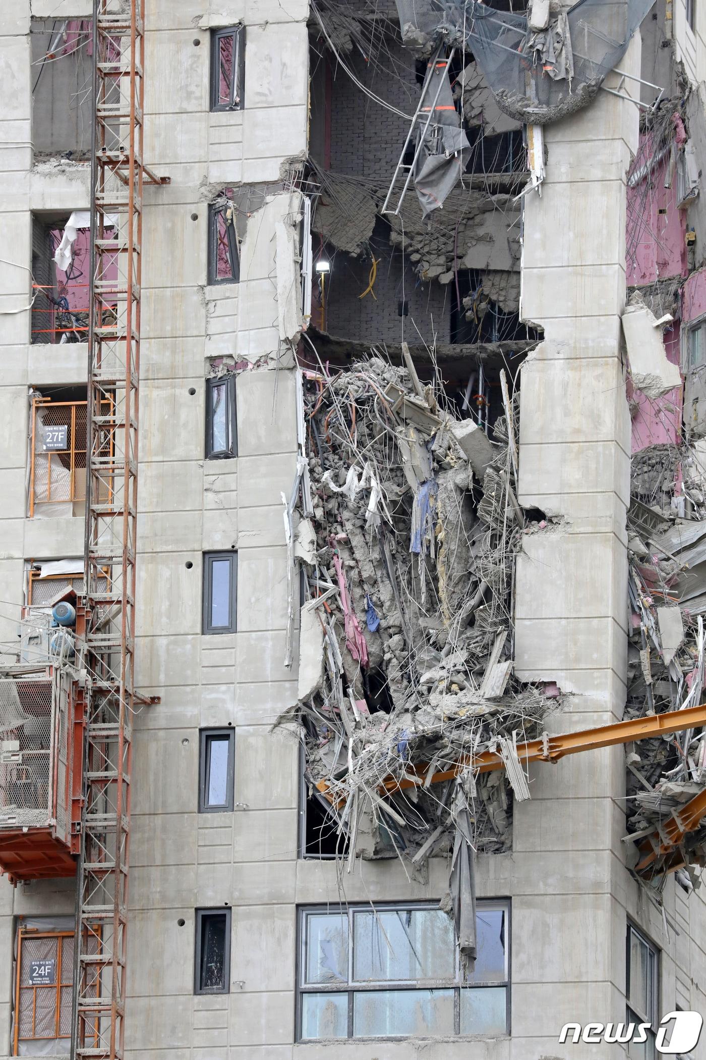 본문 이미지 - 광주 서구 화정동 현대산업개발 아이파크 아파트 신축 공사 붕괴사고 현장 25~27층에 제거되지 못한 잔해물이 보이고 있다. 2022.2.7/뉴스1 ⓒ News1 황희규 기자