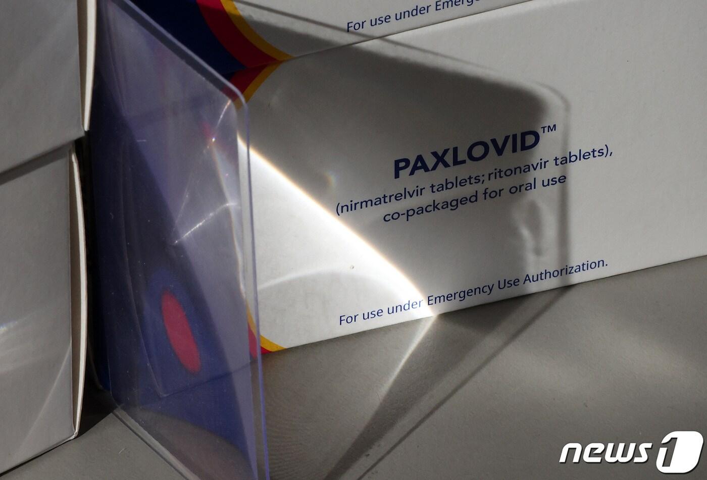 먹는 신종 코로나바이러스 감염증(코로나19) 치료제인 팍스로비드의 처방 대상 연령이 기존의 60세 이상에서 50대까지 확대된 7일 오후 서울 종로구의 한 지정 약국에 팍스로비드가 입고돼 있다. 2022.2.7/뉴스1 ⓒ News1 조태형 기자