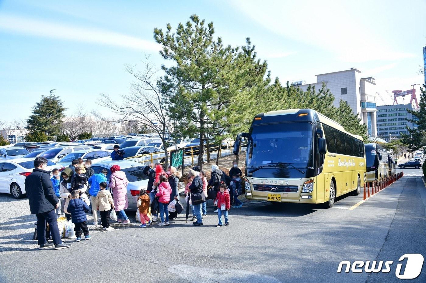 본문 이미지 - 아프간 특별기여자 157명이 7일 동구 현대중공업 구 사택에 도착해 짐을 풀고 정착을 시작했다.ⓒ 뉴스1