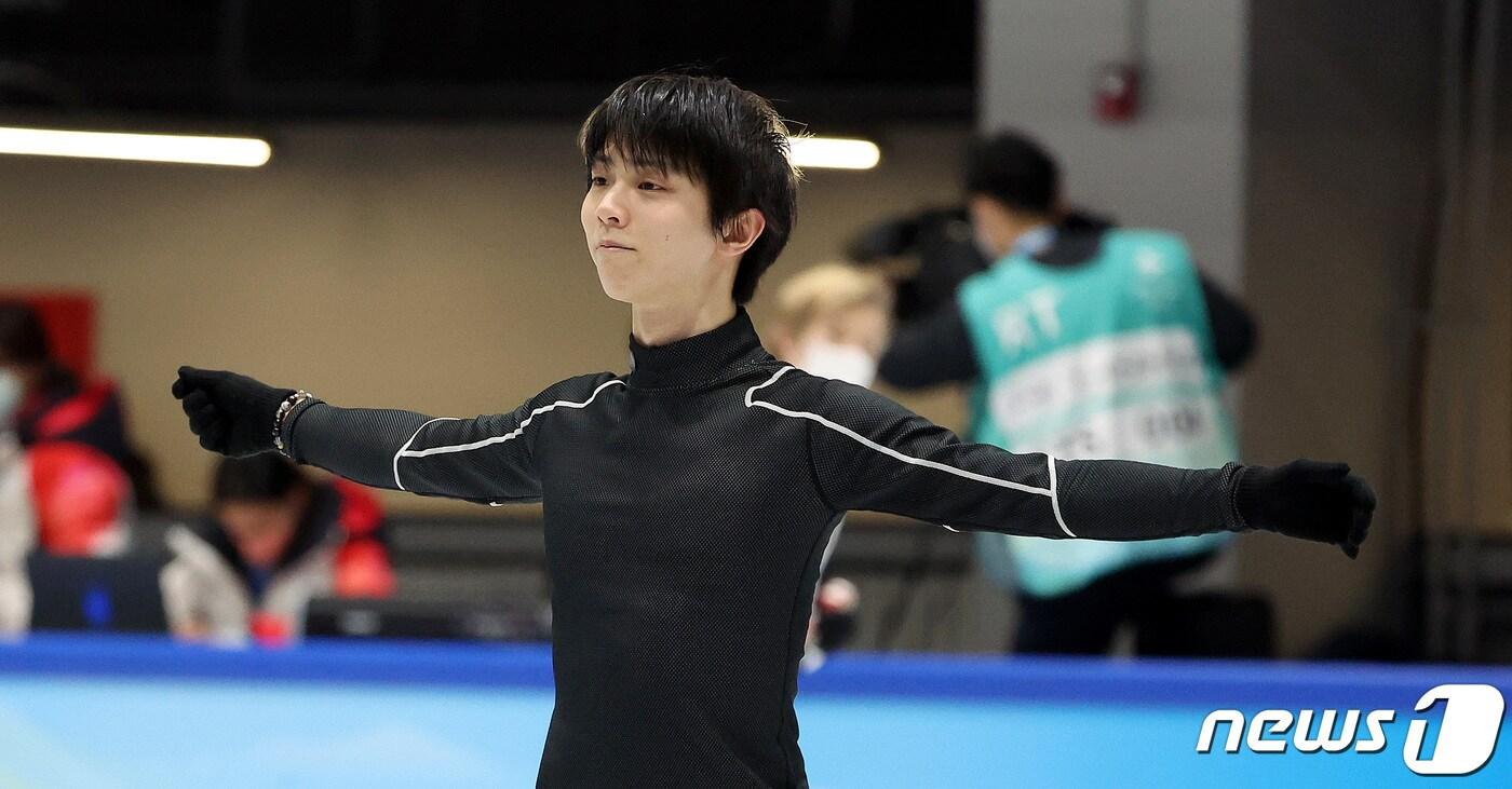 일본의 하뉴 유즈루가 7일 중국 베이징 캐피탈 실내경기장 인근 피겨스케이팅장에서 2022 베이징동계올림픽 남자 싱글 쇼트프로그램 출전을 앞두고 연기를 펼치고 있다. 남자 개인 쇼트프로그램은 오는 8일 열린다. 2022.2.7/뉴스1 ⓒ News1 박지혜 기자