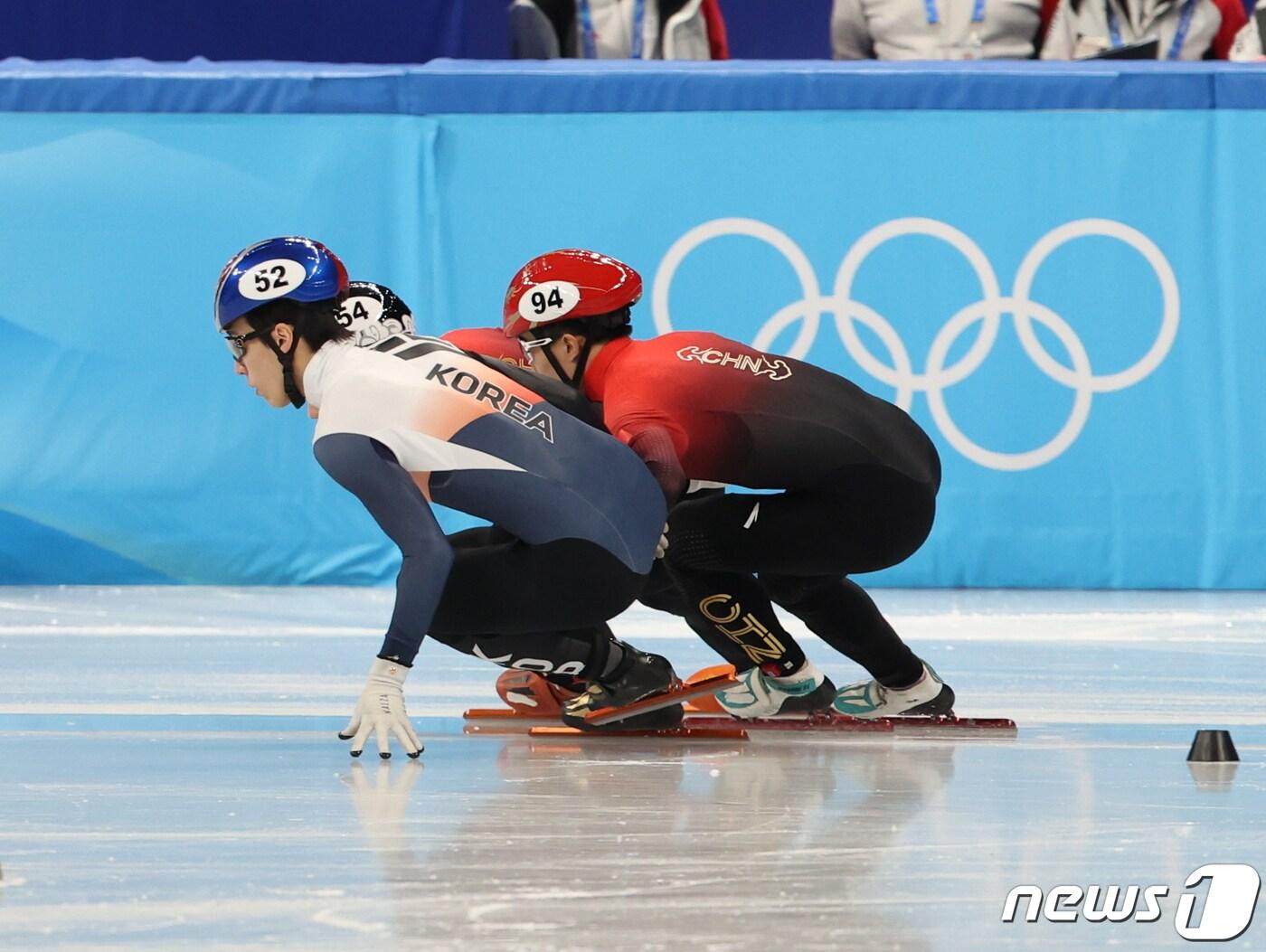 본문 이미지 - 7일 중국 베이징 수도실내체육관에서 열린 2022 베이징 동계올림픽 쇼트트랙 남자 1000m 준결승 경기에서 황대헌이 코스를 돌고 있다. 황대헌은 이순간 레인변경 반칙을 범했다며 실격 당했다. 2022.2.7/뉴스1 ⓒ News1 박지혜 기자