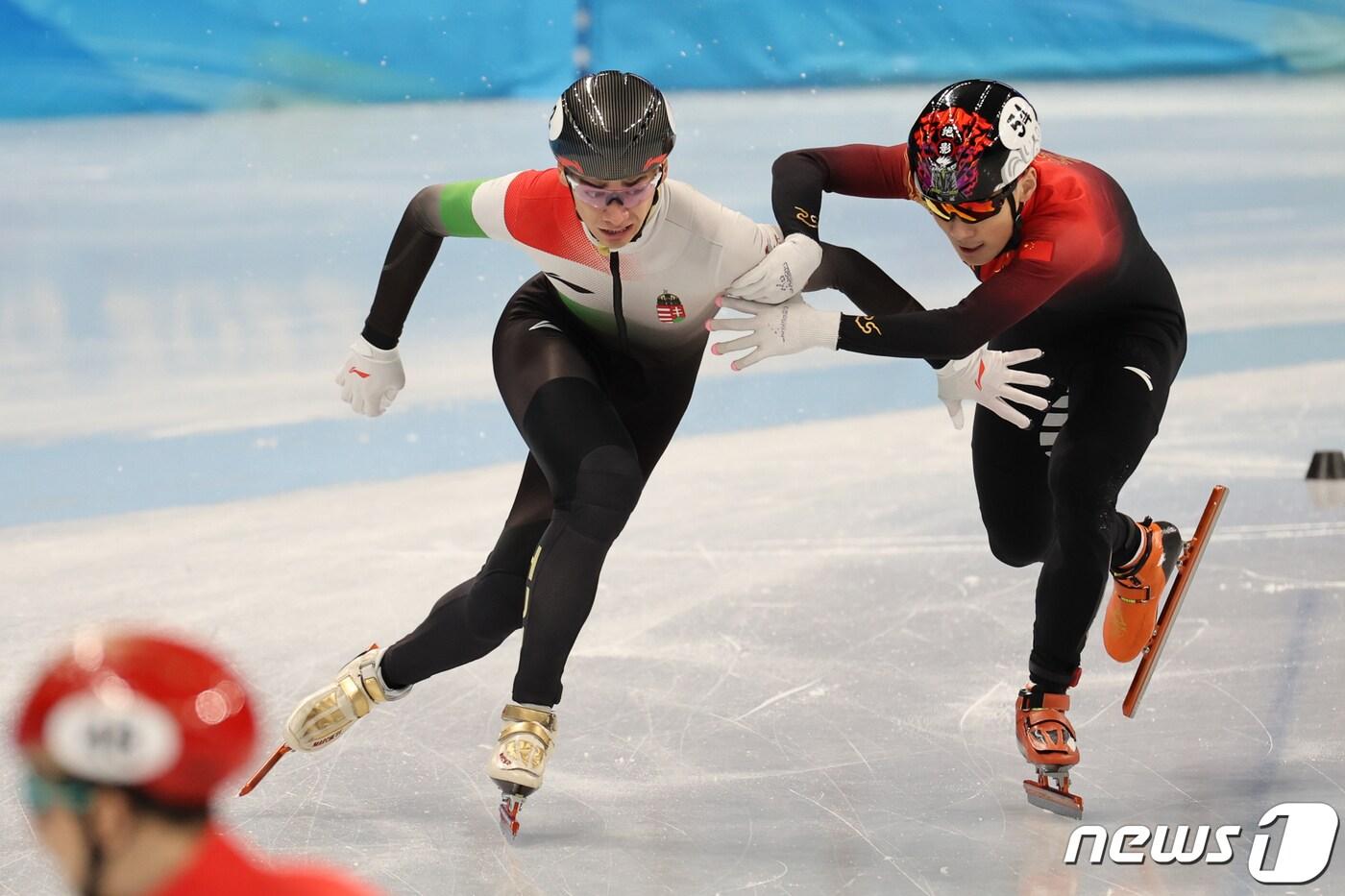 본문 이미지 - 7일 중국 베이징 수도실내체육관에서 열린 2022 베이징 동계올림픽 쇼트트랙 남자 1000m 결승에서 중국 런쯔웨이가 결승선을 통과하며 헝가리 리우 샤오린 산도르를 밀고 있다. 산도르 실격판정으로 런쯔웨이가 금메달을 차지했다. 2022.2.7/뉴스1 ⓒ News1 안은나 기자