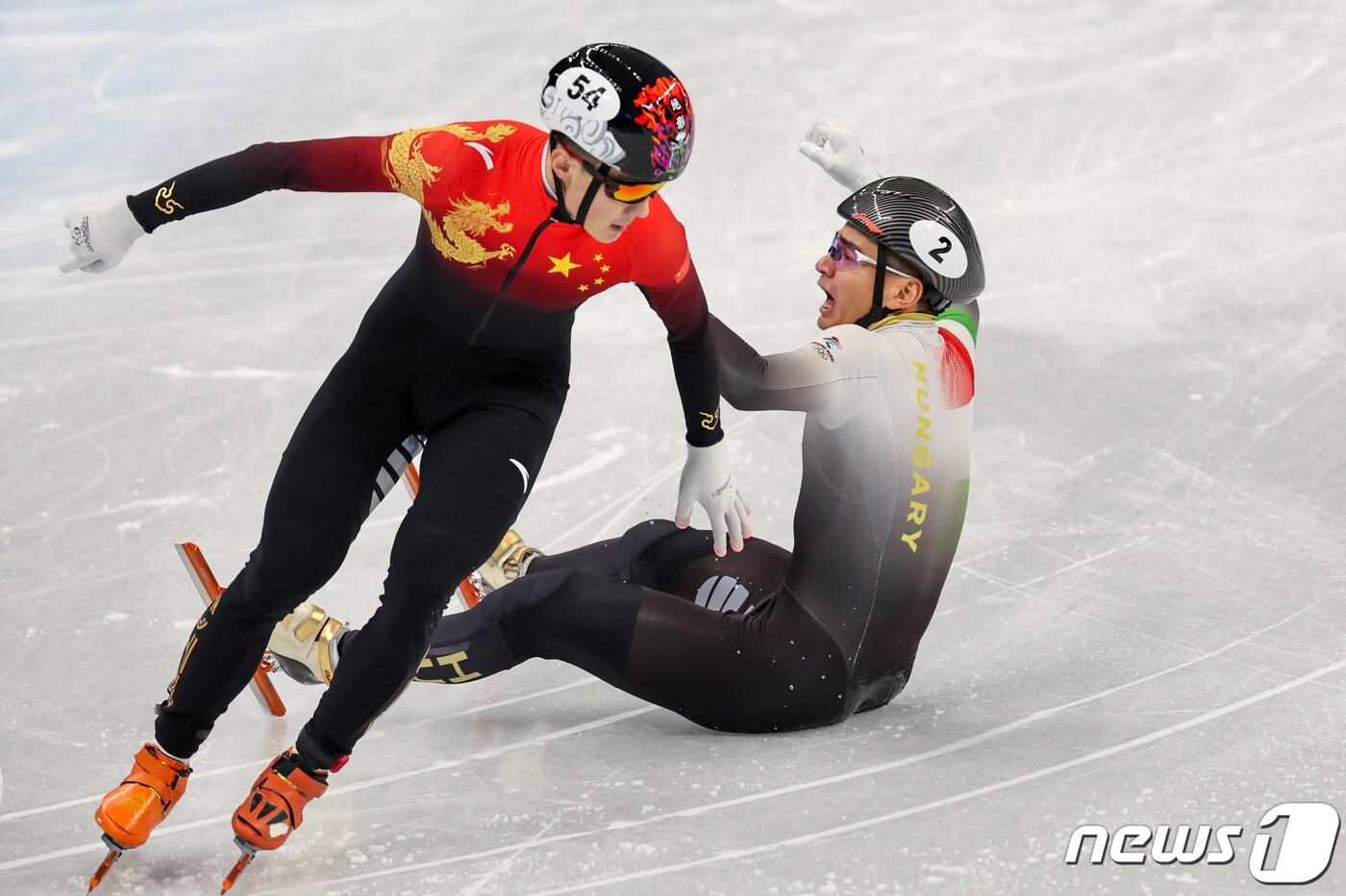 7일 중국 베이징 수도실내체육관에서 열린 2022 베이징 동계올림픽 쇼트트랙 남자 1000m 결승에서 중국 런쯔웨이가 결승선을 통과하며 헝가리 리우 샤오린 산도르를 밀고 있다. 산도르 실격판정으로 런쯔웨이가 금메달을 차지했다. 2022.2.7/뉴스1 ⓒ News1 안은나 기자