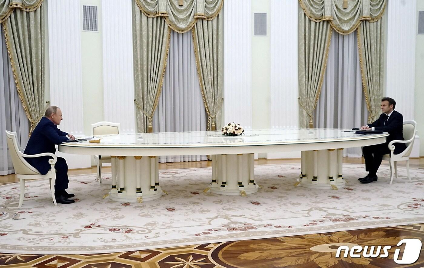 2022년 블라디미르 푸틴 러시아 대통령이 모스크바에서 에마뉘엘 마크롱 프랑스 대통령과 회담하고 있다. ⓒ 로이터=뉴스1 ⓒ News1 김민수 기자
